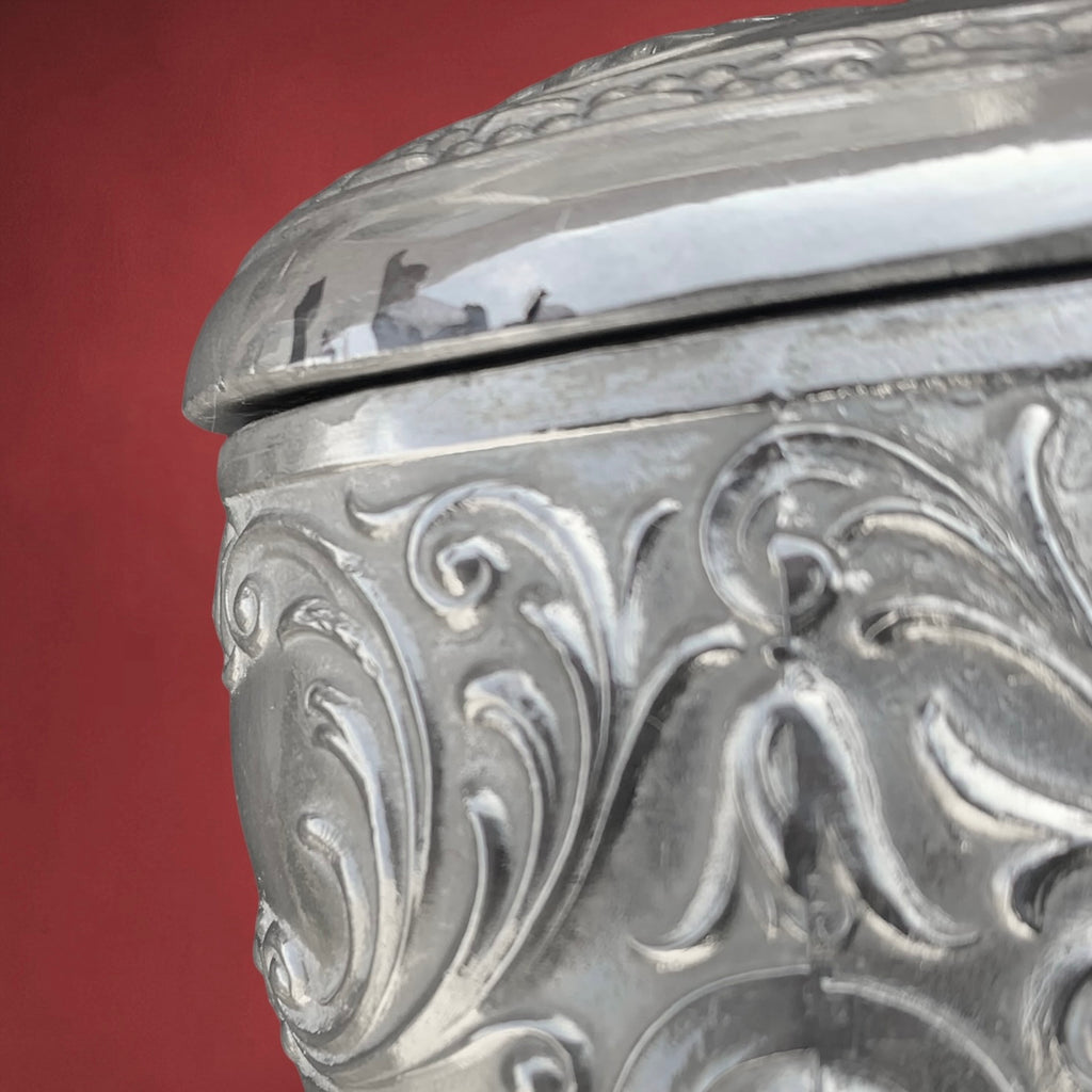 Boîte à Bijoux Ancienne en Métal Argenté Décor Cupidon Ailé Intérieur Satiné Vert – Années 50 60