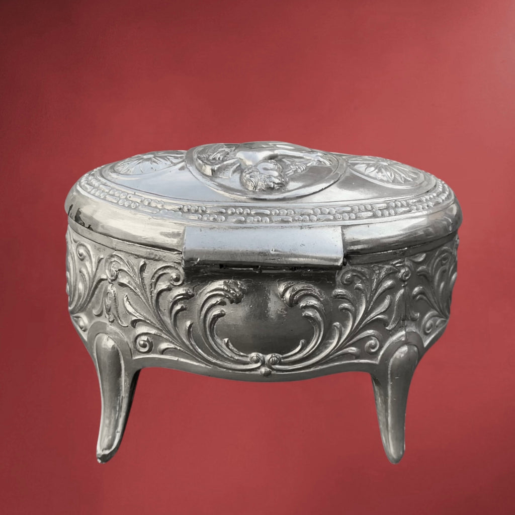 Boîte à Bijoux Ancienne en Métal Argenté Décor Cupidon Ailé Intérieur Satiné Vert – Années 50 60
