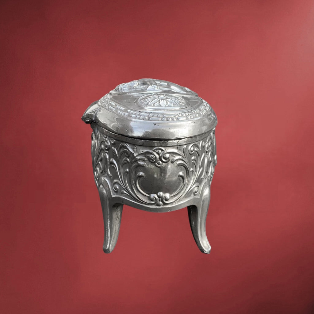 Boîte à Bijoux Ancienne en Métal Argenté Décor Cupidon Ailé Intérieur Satiné Vert – Années 50 60