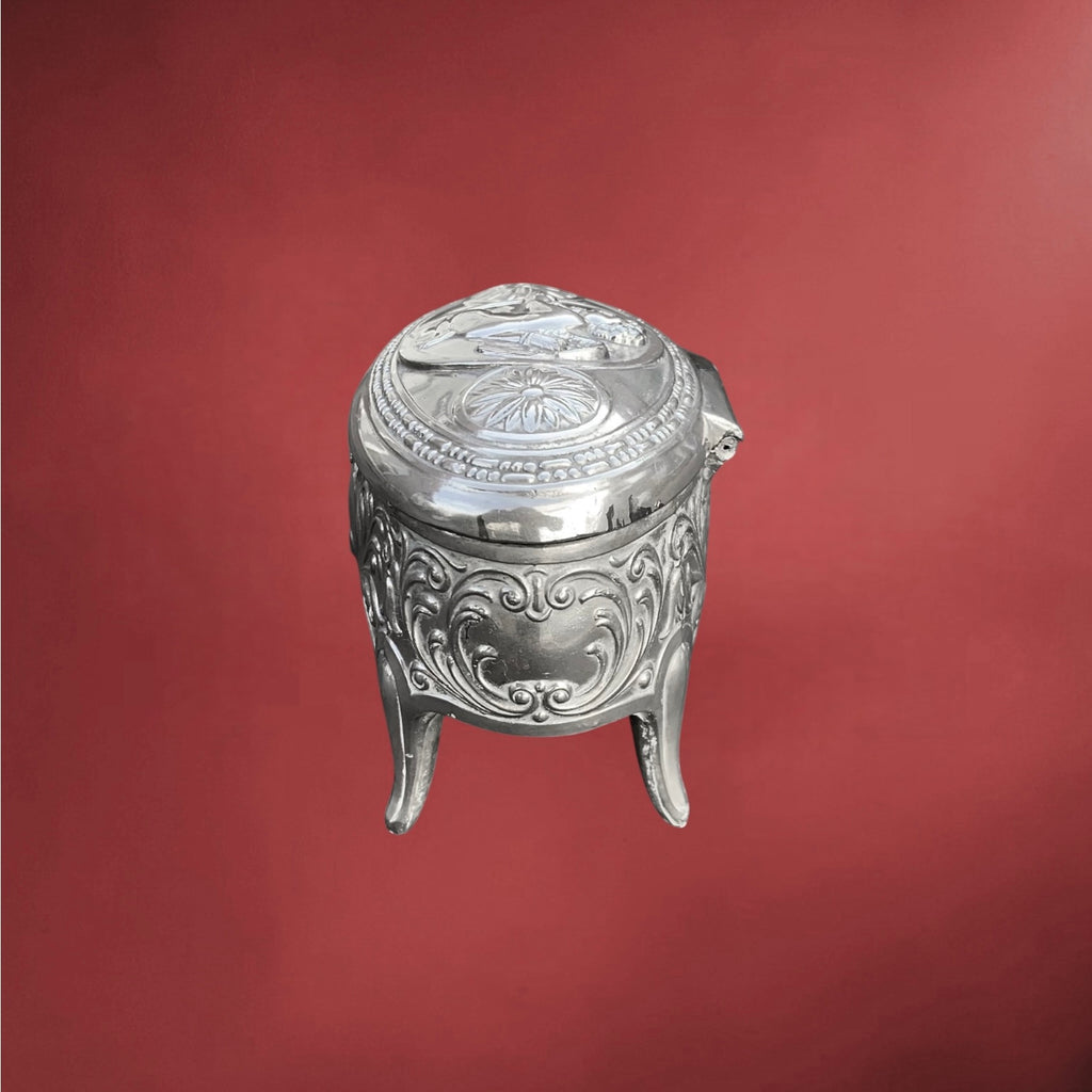 Boîte à Bijoux Ancienne en Métal Argenté Décor Cupidon Ailé Intérieur Satiné Vert – Années 50 60