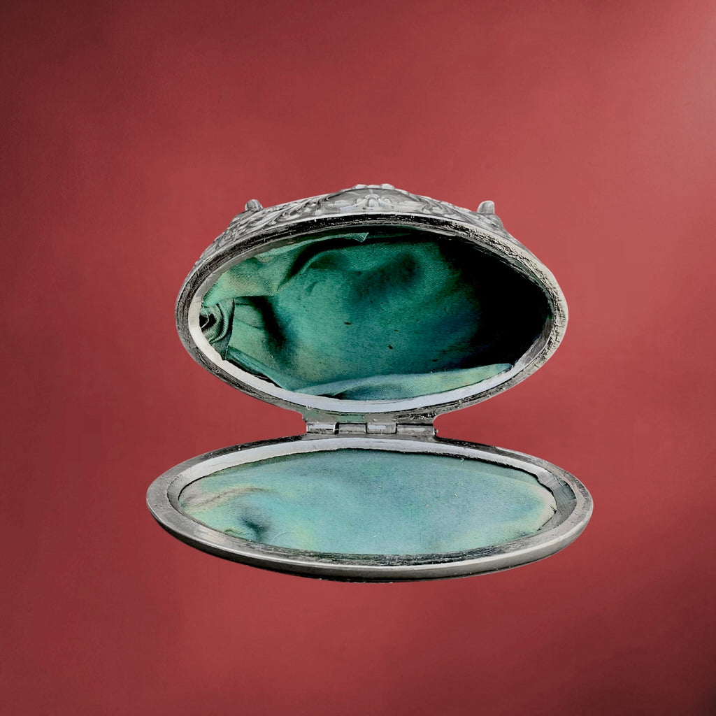 Boîte à Bijoux Ancienne en Métal Argenté Décor Cupidon Ailé Intérieur Satiné Vert – Années 50 60