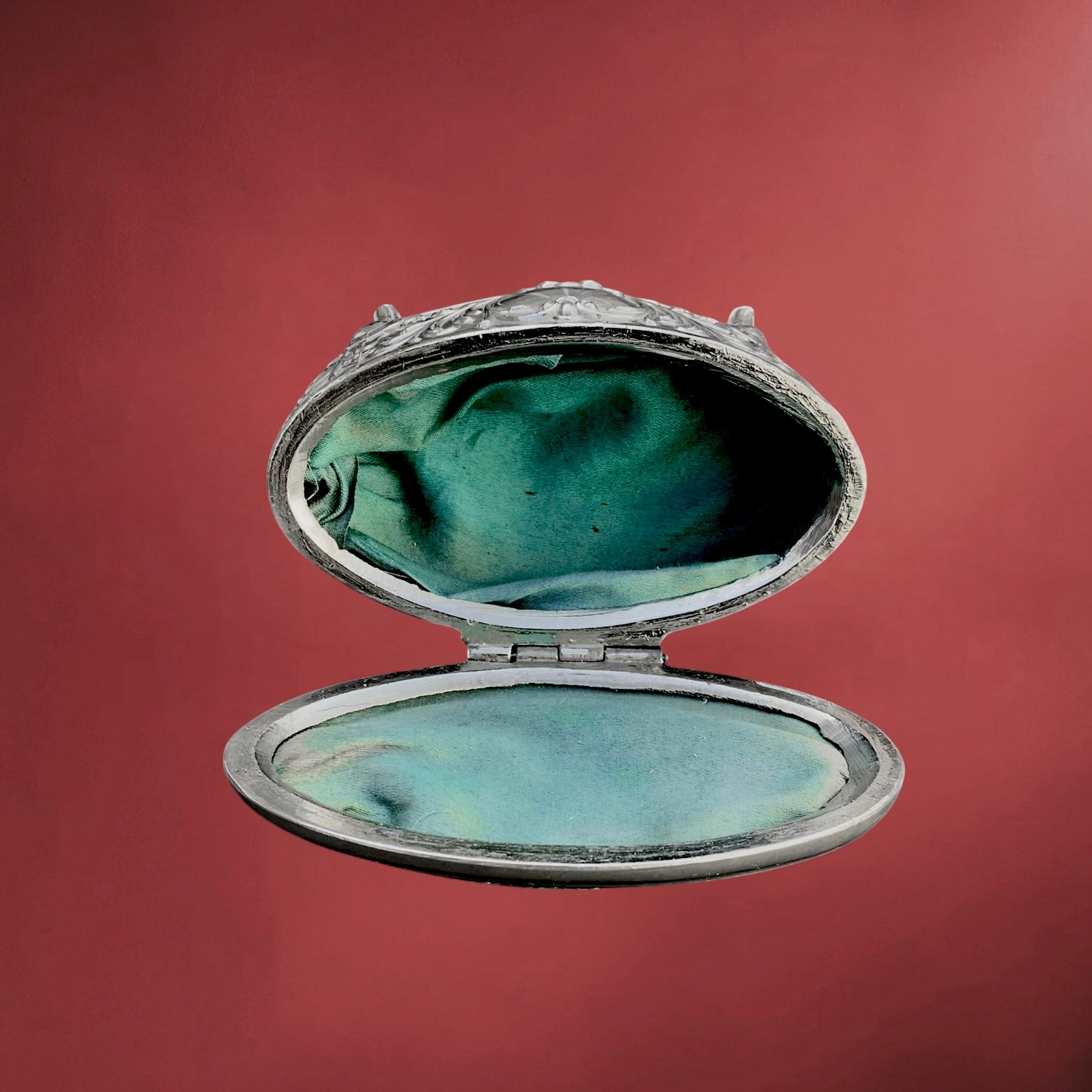 Boîte à Bijoux Ancienne en Métal Argenté Décor Cupidon Ailé Intérieur Satiné Vert – Années 50 60