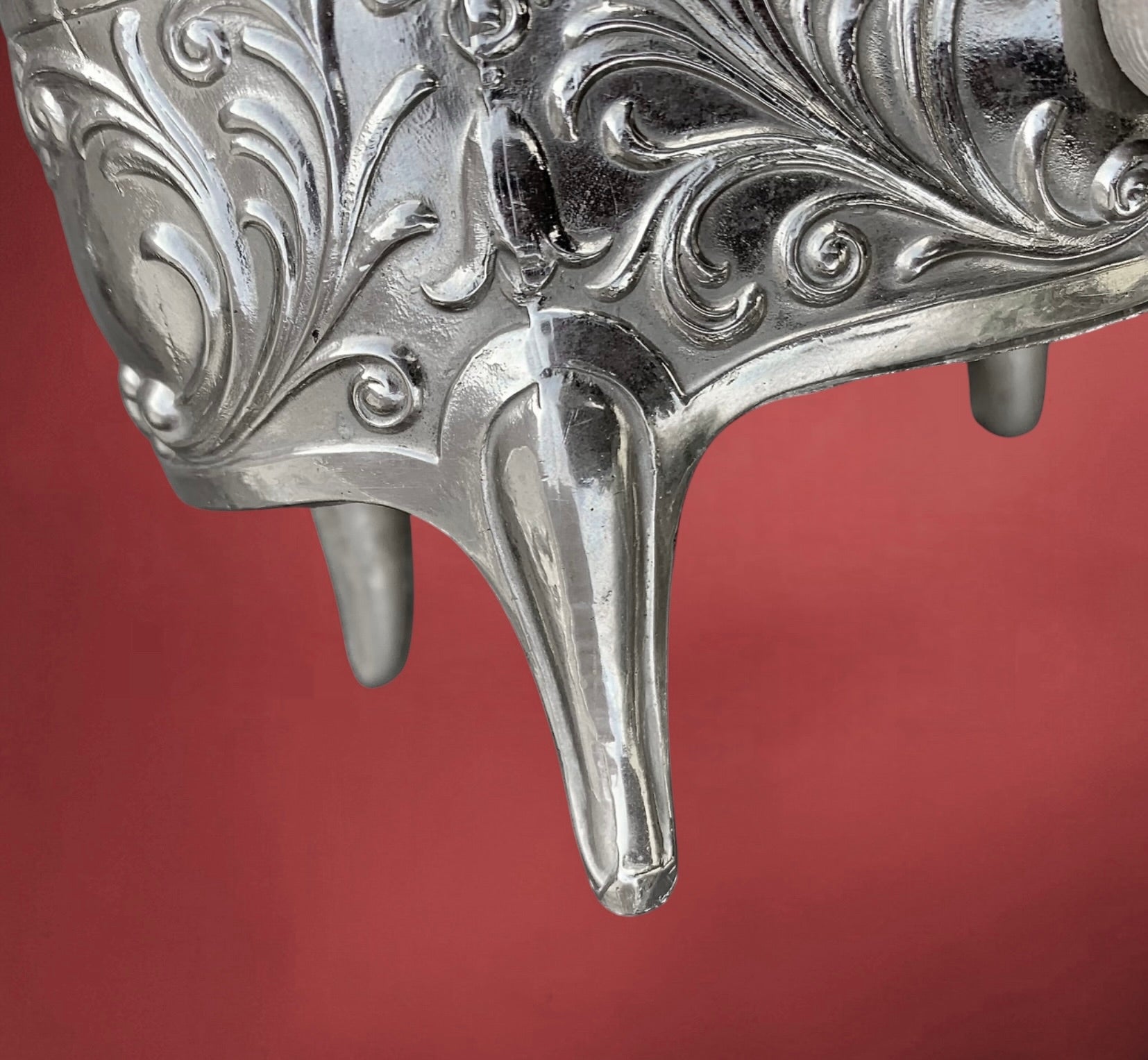 Boîte à Bijoux Ancienne en Métal Argenté Décor Cupidon Ailé Intérieur Satiné Vert – Années 50 60