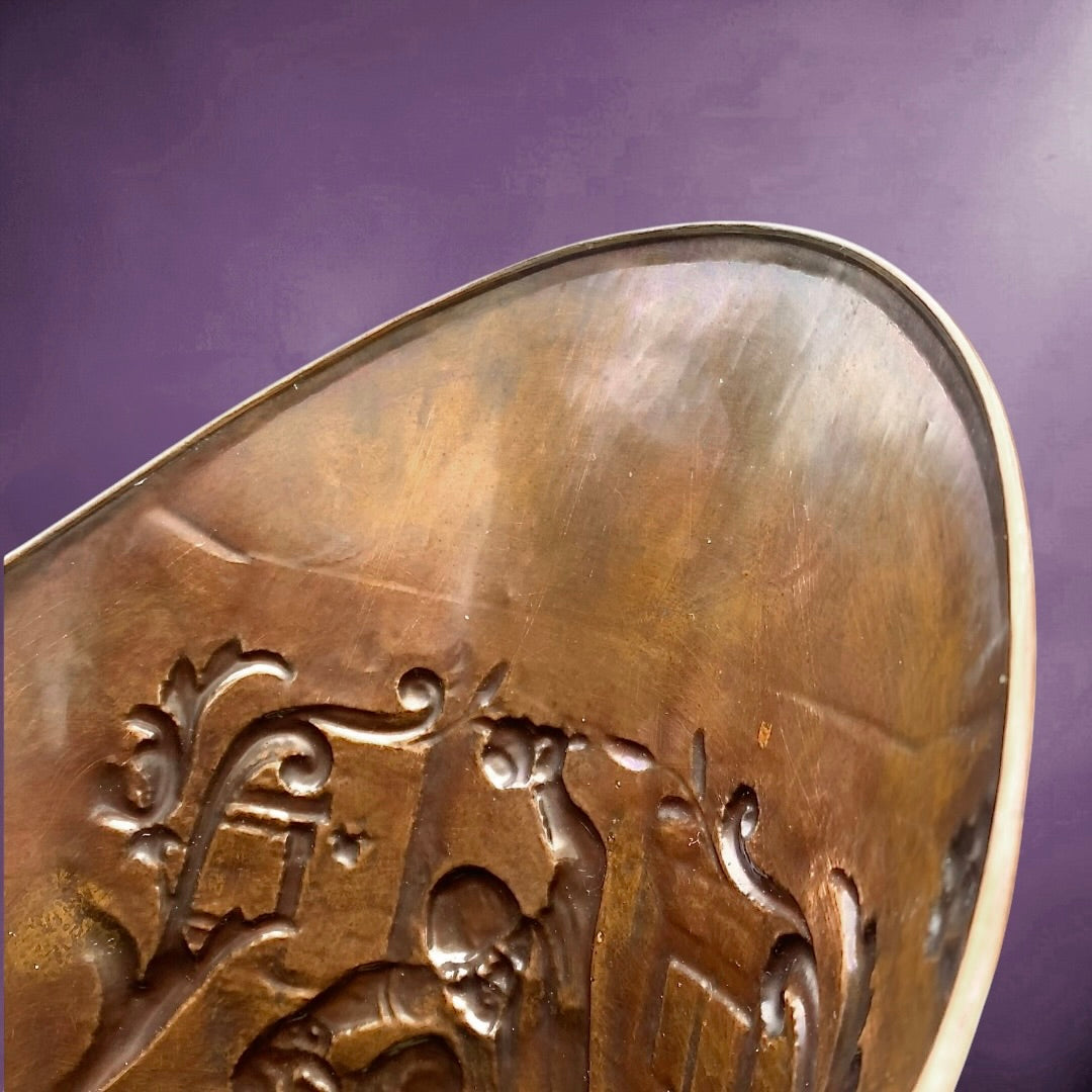 Ancien porte-parapluie en cuivre repoussé – scène flamande en relief – anse en laiton