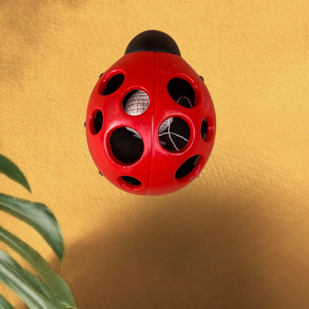 Distributeur de ficelle mural vintage coccinelle – fonte rouge et noire – boîte à ficelle cuisine atelier jardin – objet déco rétro années 60