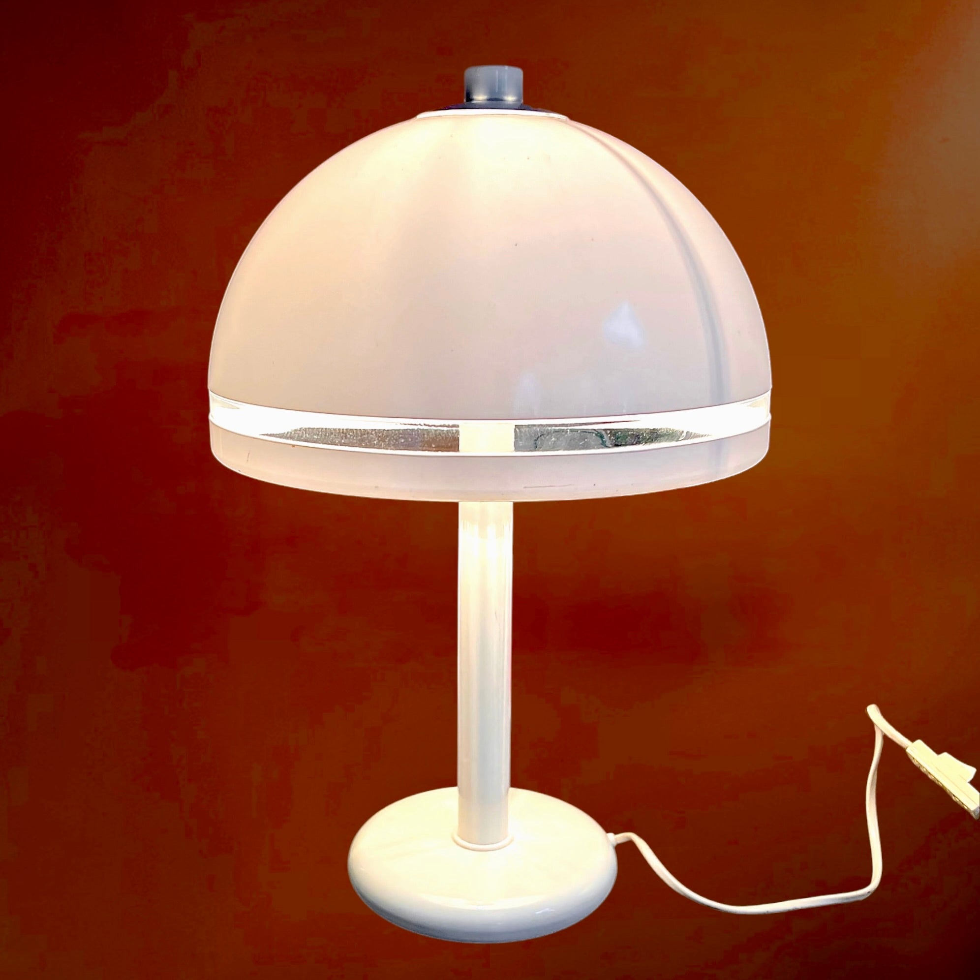 Lampe champignon vintage Massive Belgium années 70 – lampe design space age blanche métal et dôme plastique