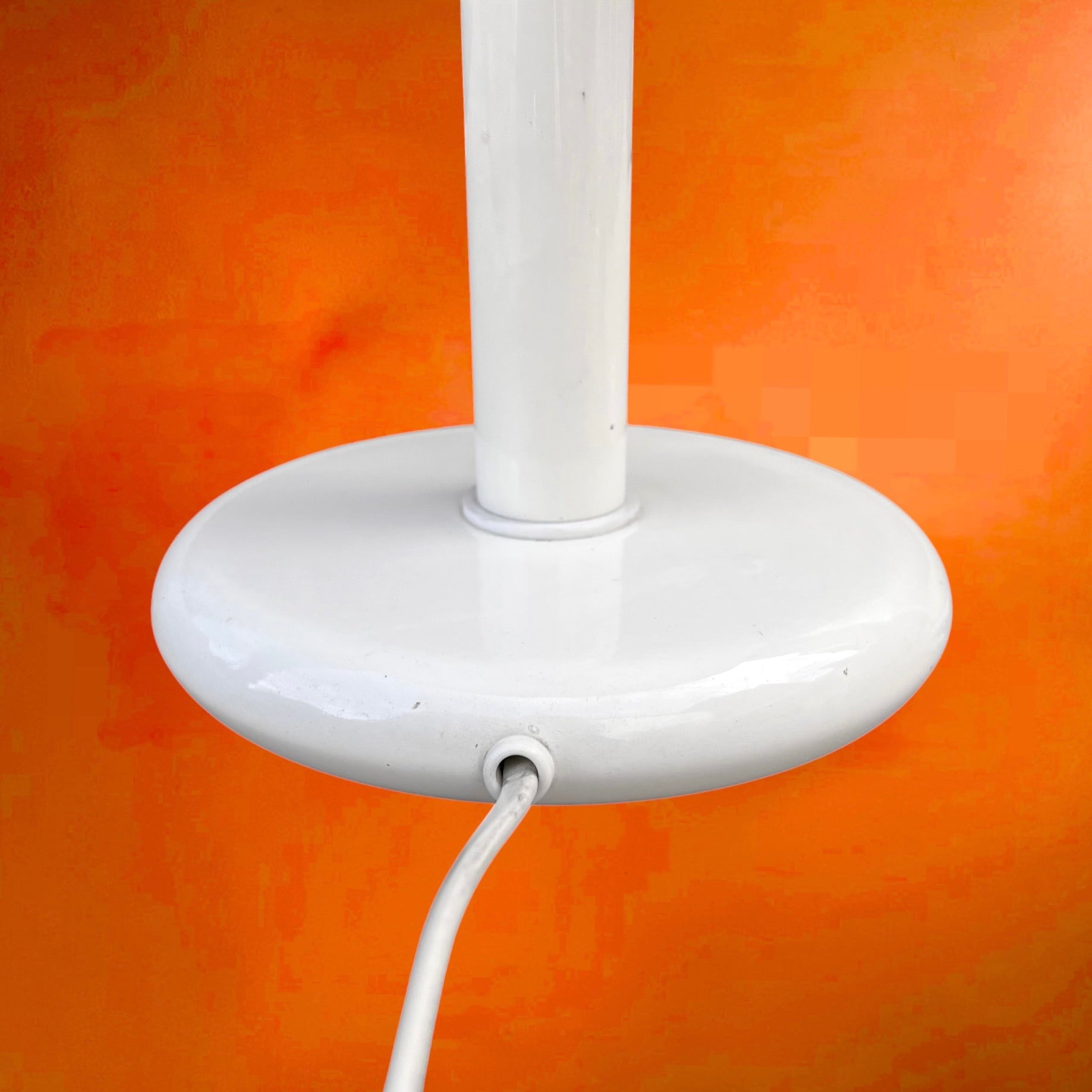 Lampe champignon vintage Massive Belgium années 70 – lampe design space age blanche métal et dôme plastique