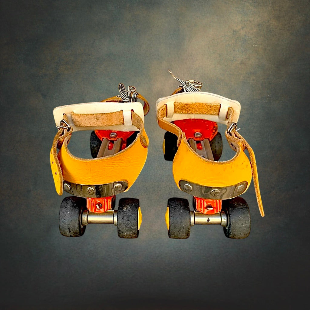 Patins à Roulettes Germina RDA en Métal et Cuir Jaune – Années 70