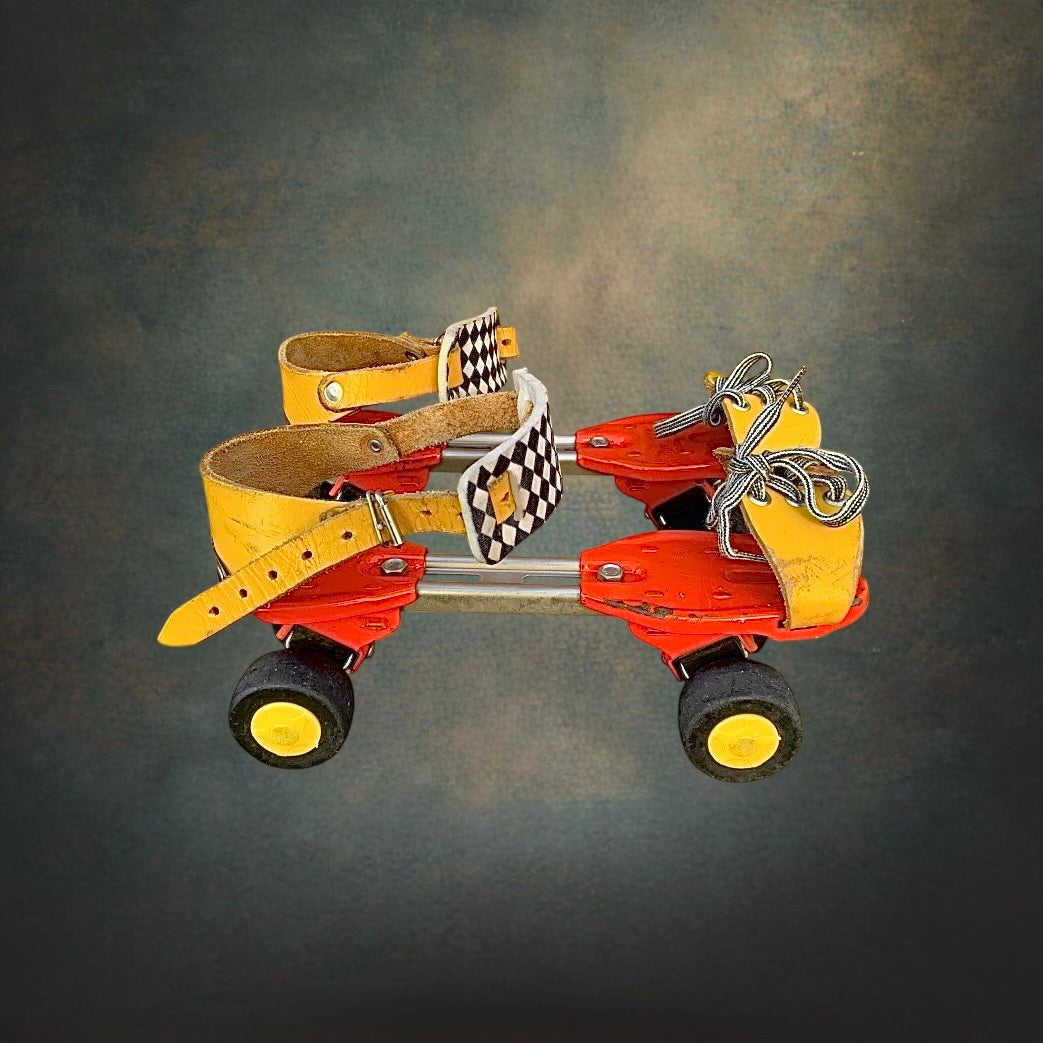 Patins à Roulettes Germina RDA en Métal et Cuir Jaune – Années 70