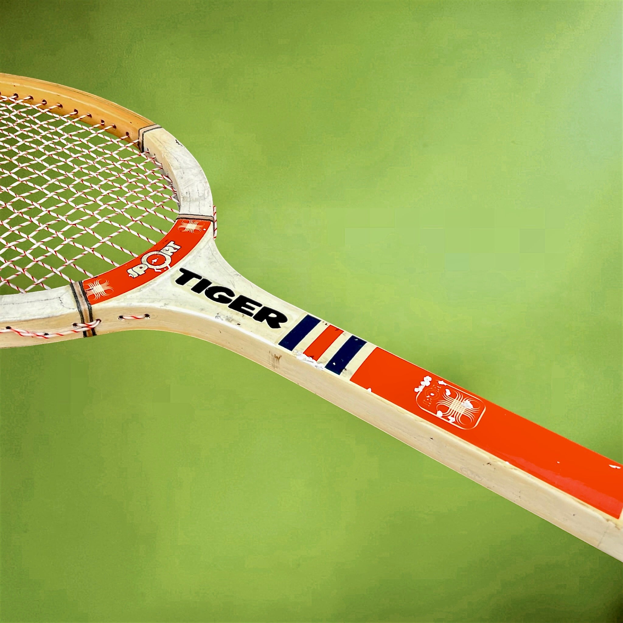 Raquette de tennis vintage en bois Tiger Sport – décoration sport rétro années 70