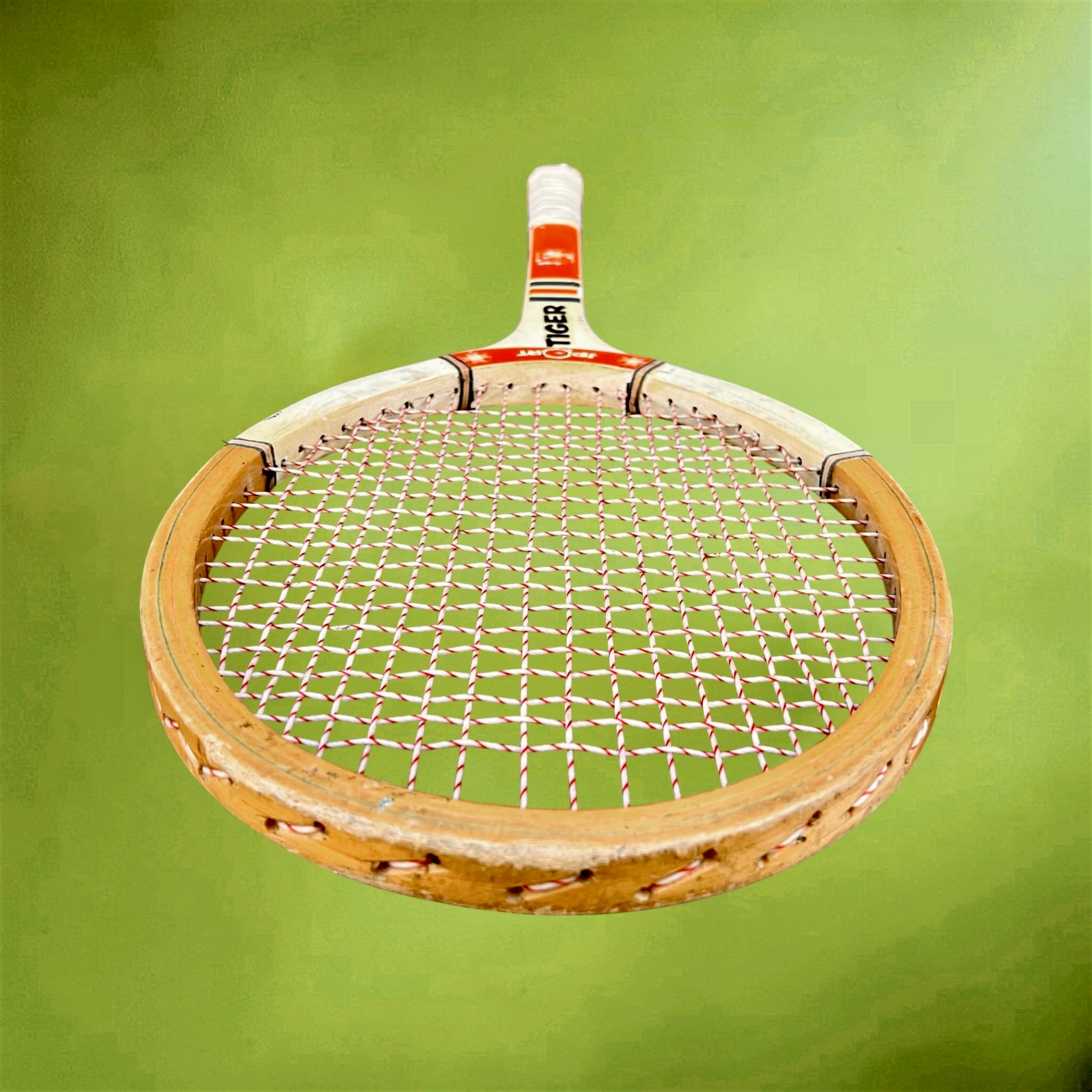 Raquette de tennis vintage en bois Tiger Sport – décoration sport rétro années 70