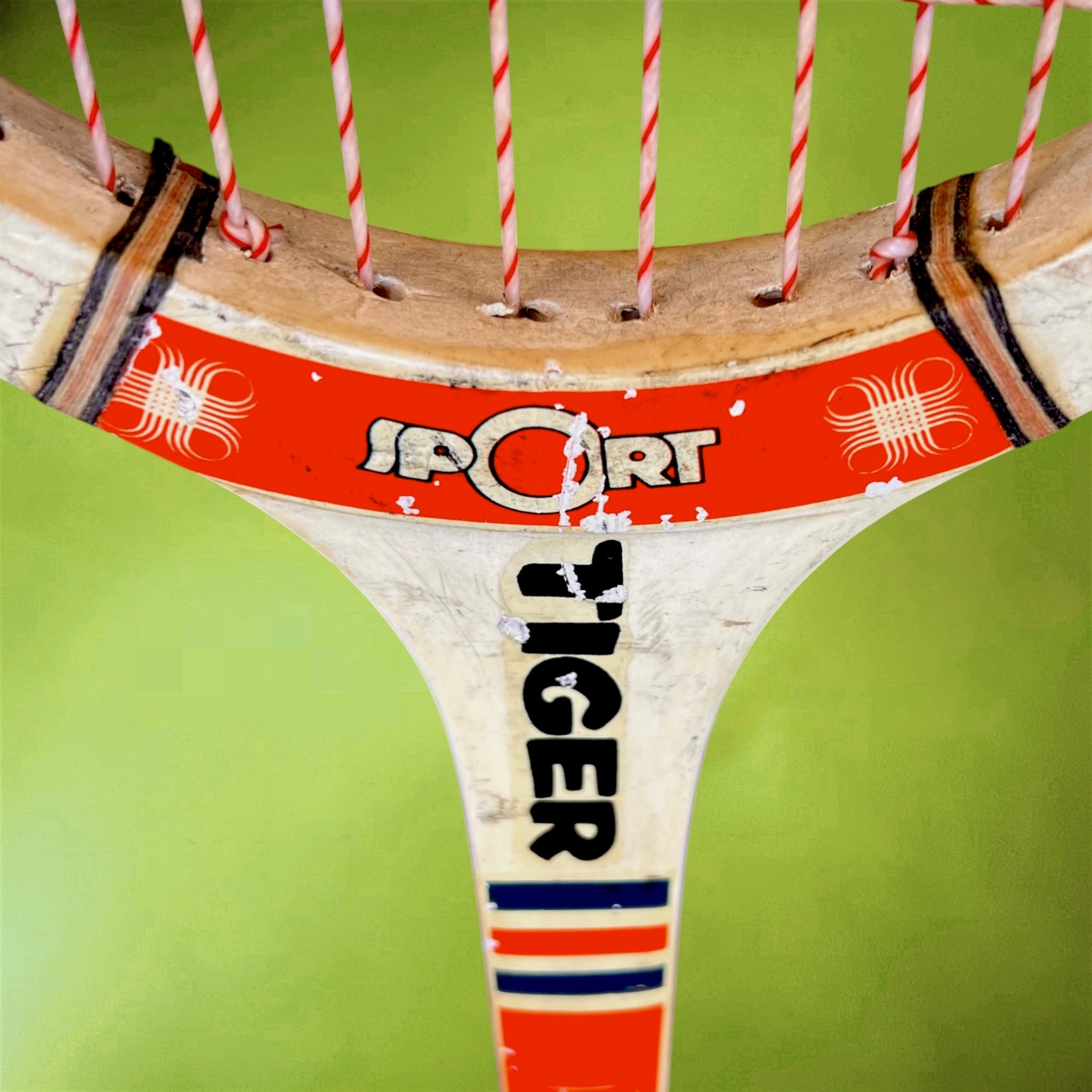 Raquette de tennis vintage en bois Tiger Sport – décoration sport rétro années 70