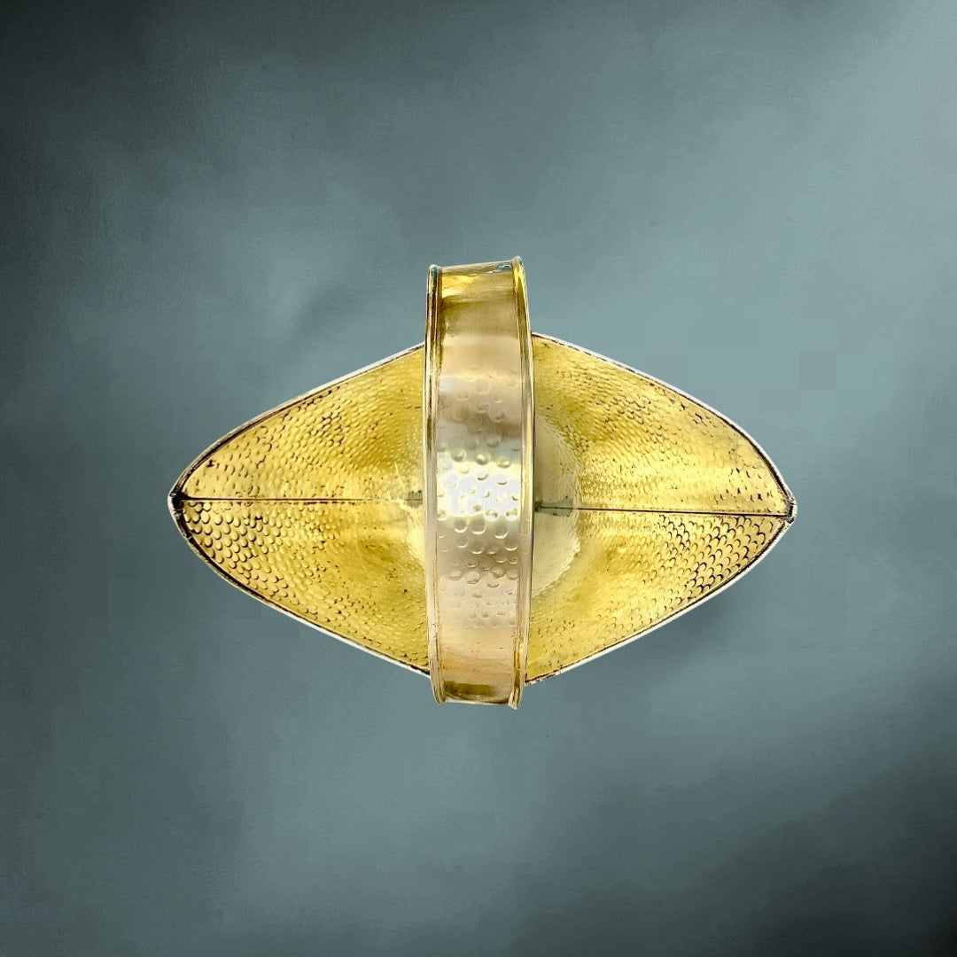 Grand porte-parapluie vintage en laiton martelé Mecap – Belgique, design dinanderie années 1950-60