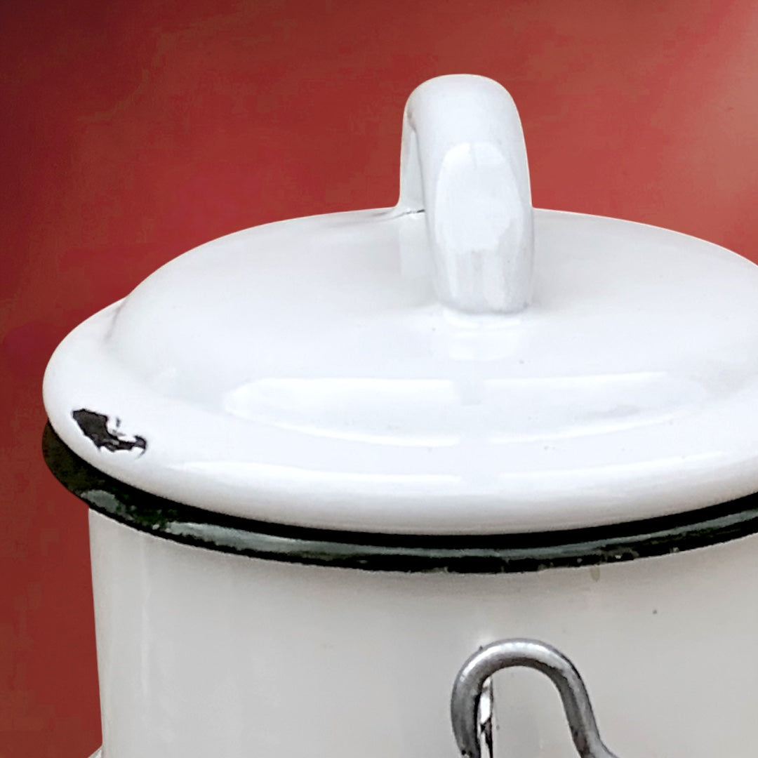 Ancien Bidon à Lait Émaillé Blanc à Décor de Fraises – Années 60-70