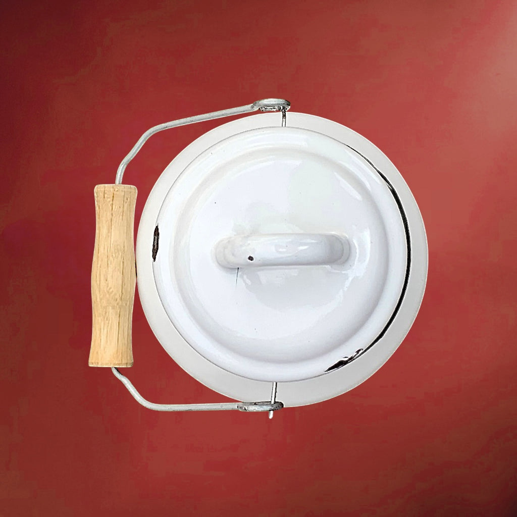 Ancien Bidon à Lait Émaillé Blanc à Décor de Fraises – Années 60-70
