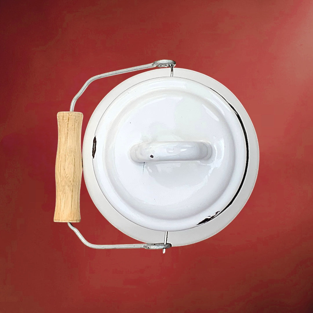 Ancien Bidon à Lait Émaillé Blanc à Décor de Fraises – Années 60-70