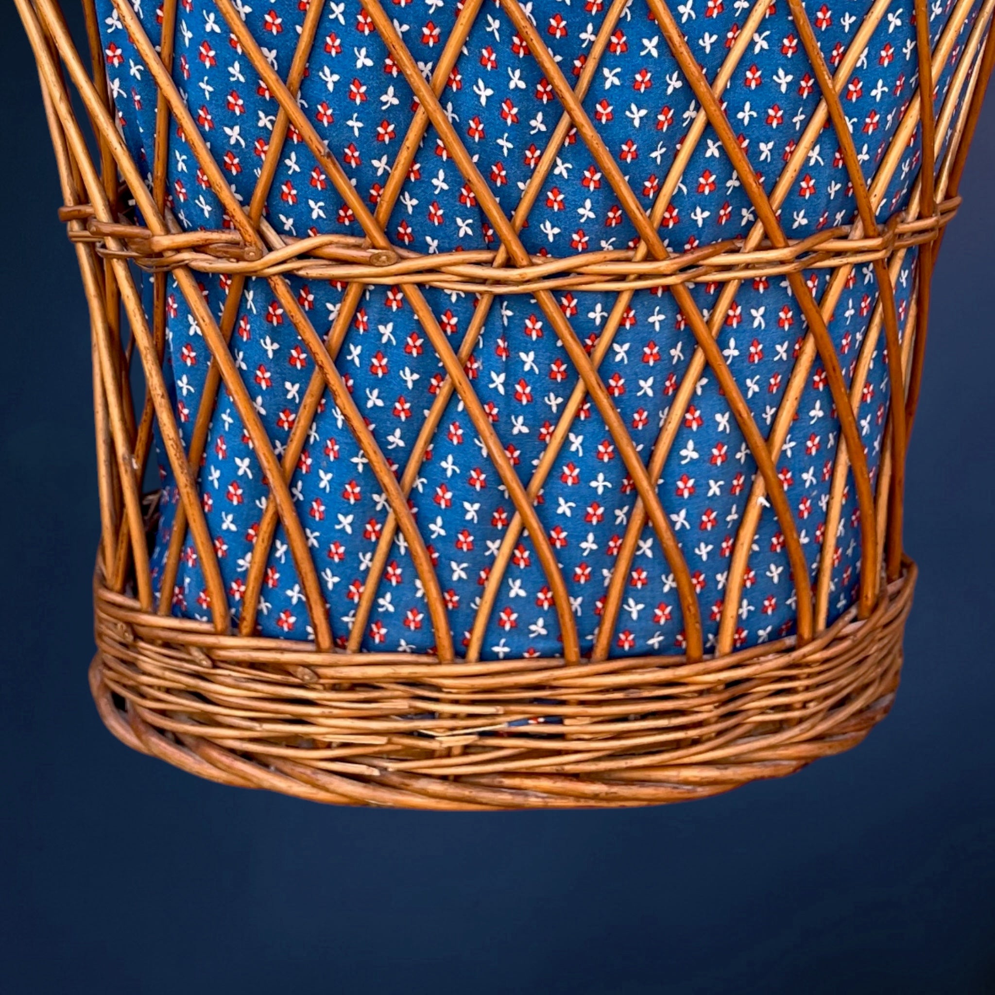 Grand Panier à Ouvrage en Osier Doublé de Tissu Fleuri Bleu - Années 50-60