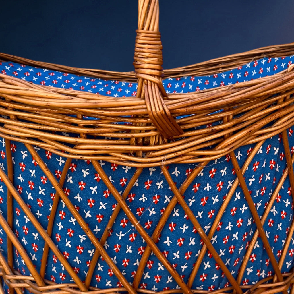 Grand Panier à Ouvrage en Osier Doublé de Tissu Fleuri Bleu - Années 50-60