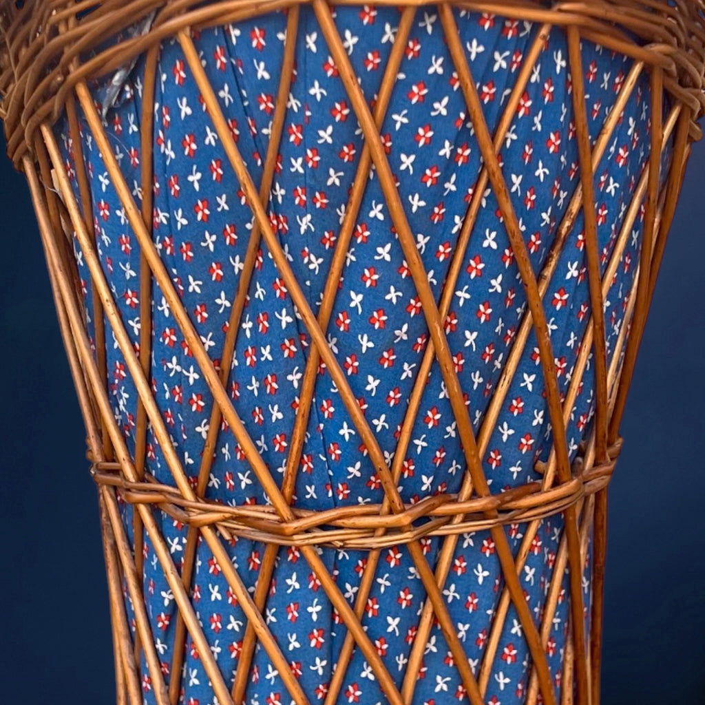Grand Panier à Ouvrage en Osier Doublé de Tissu Fleuri Bleu - Années 50-60