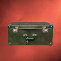 Valise vintage anglaise verte à motif texturé – serrures Cheney – années 50