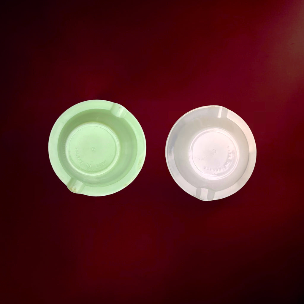 Duo cendriers vintage Verigoud – verre opalin blanc et vert