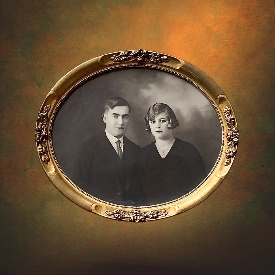 grand-cadre-photo-ovale-dore-portrait-couple-annees-1930