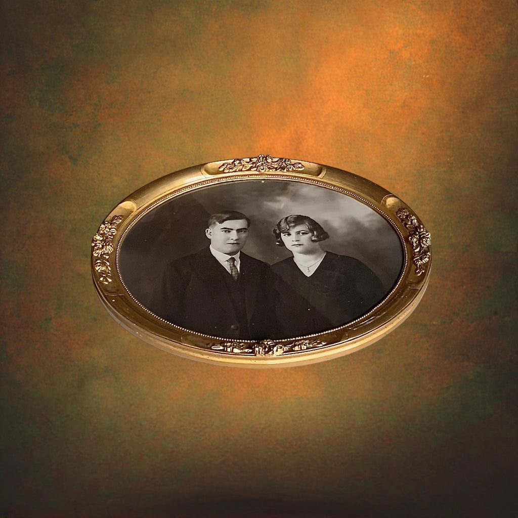 Grand Cadre Photo Ovale Doré à Décor Floral – Années 1920-1930