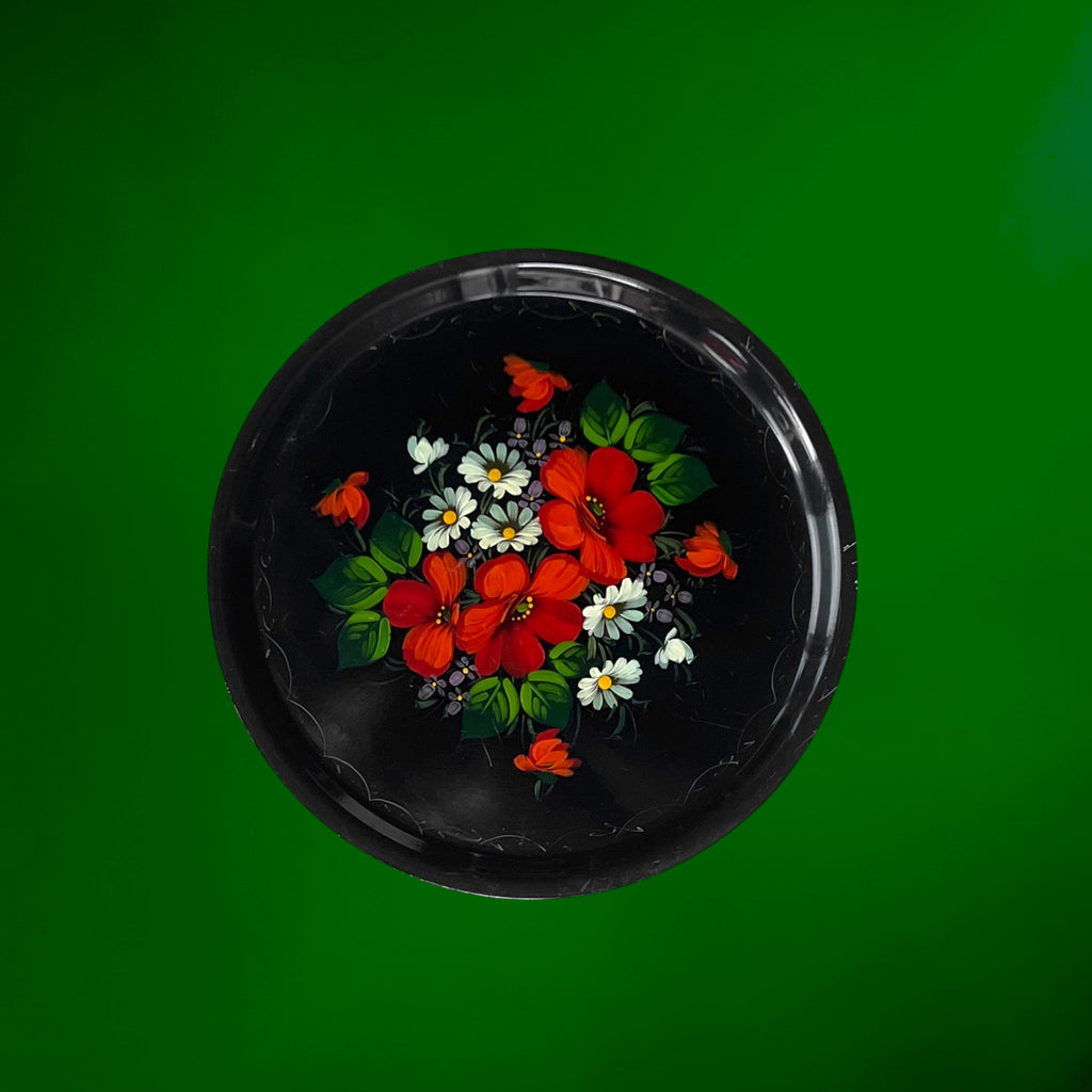 plateau-rond-metal-noir-fleurs-peintes-main-style-zhostovo-annees70