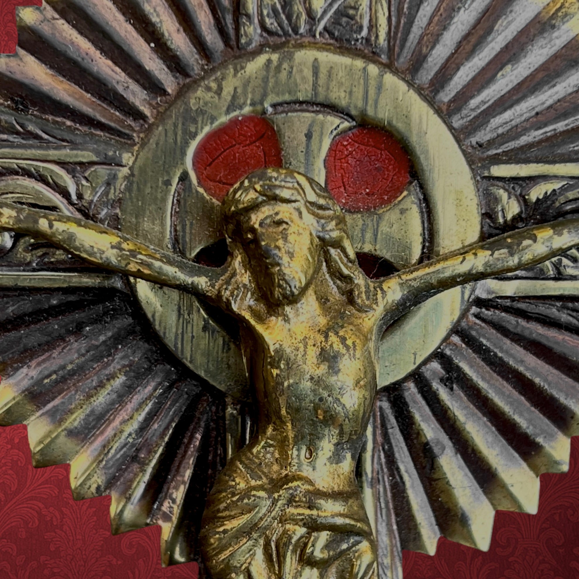 Ancien Crucifix Art Déco en Métal Doré et Patiné – Années 1930-40