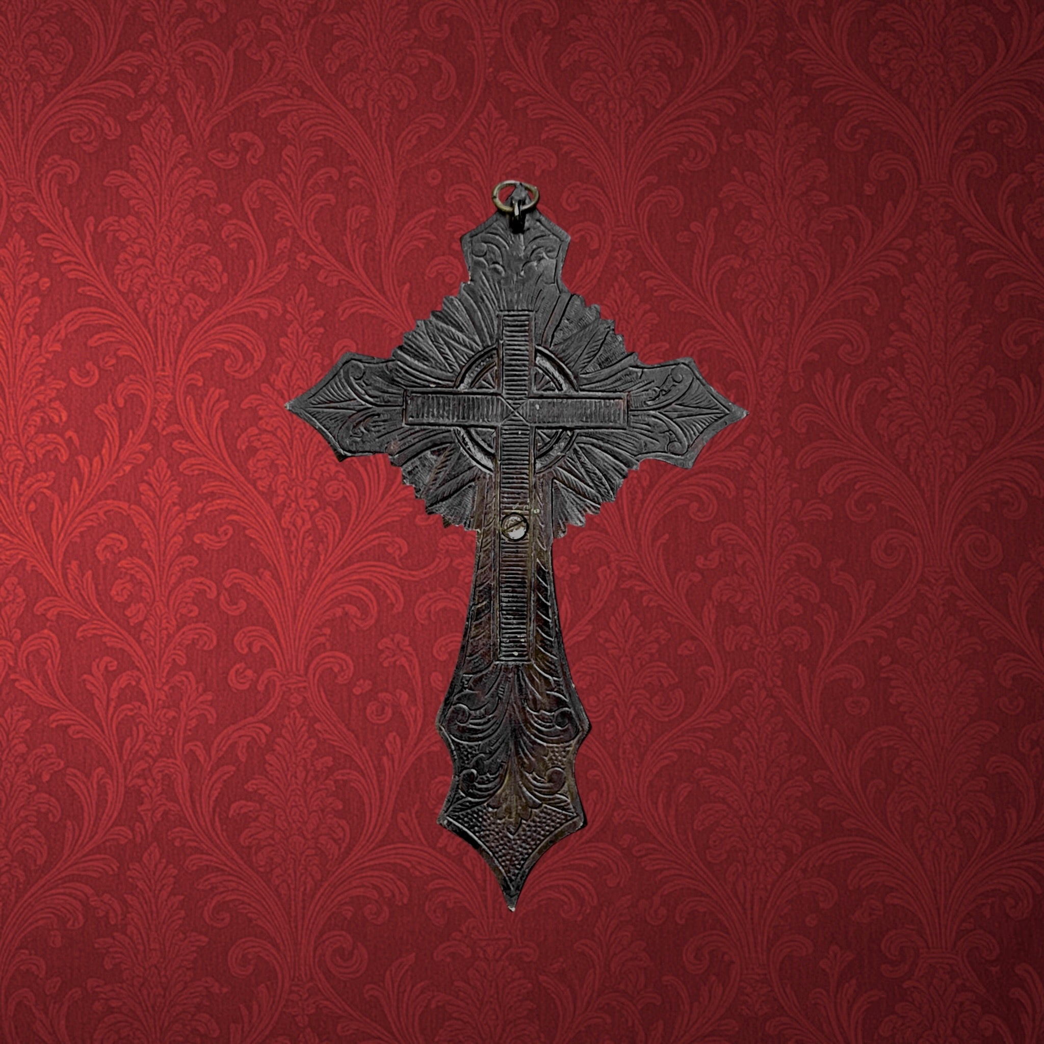 Ancien Crucifix Art Déco en Métal Doré et Patiné – Années 1930-40
