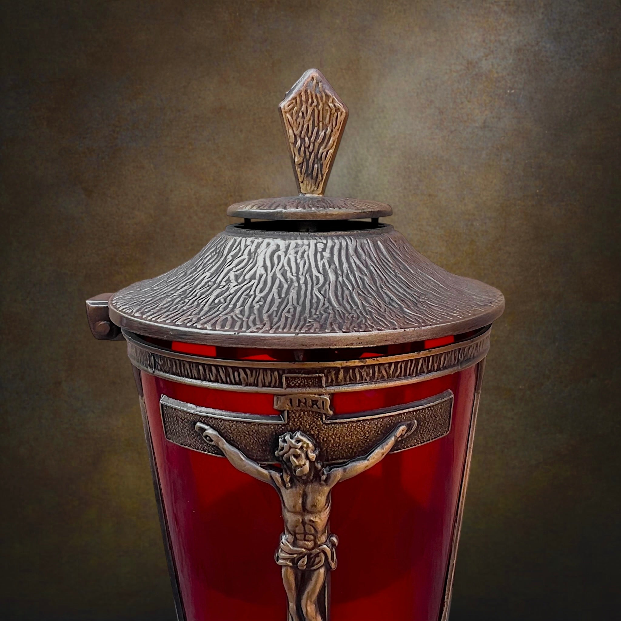 Lanterne Funéraire à Crucifix, Cuve Rouge et Socle en Granit – Années 1960-70
