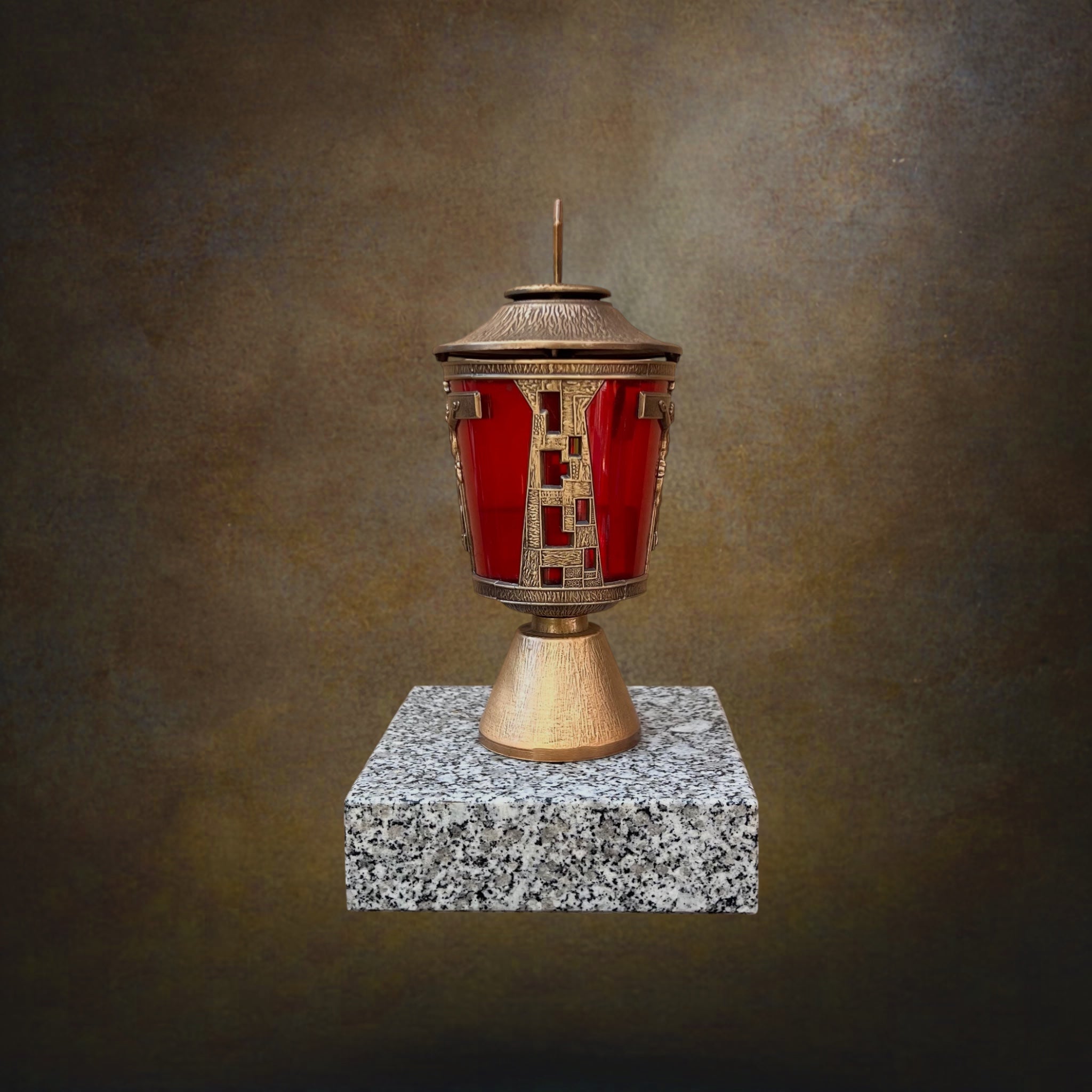 Lanterne Funéraire à Crucifix, Cuve Rouge et Socle en Granit – Années 1960-70