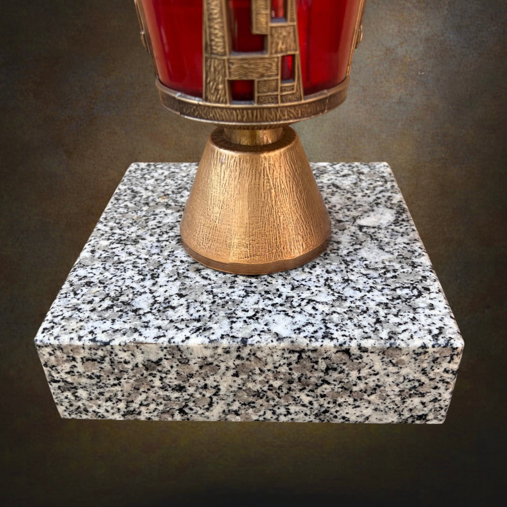Lanterne Funéraire à Crucifix, Cuve Rouge et Socle en Granit – Années 1960-70