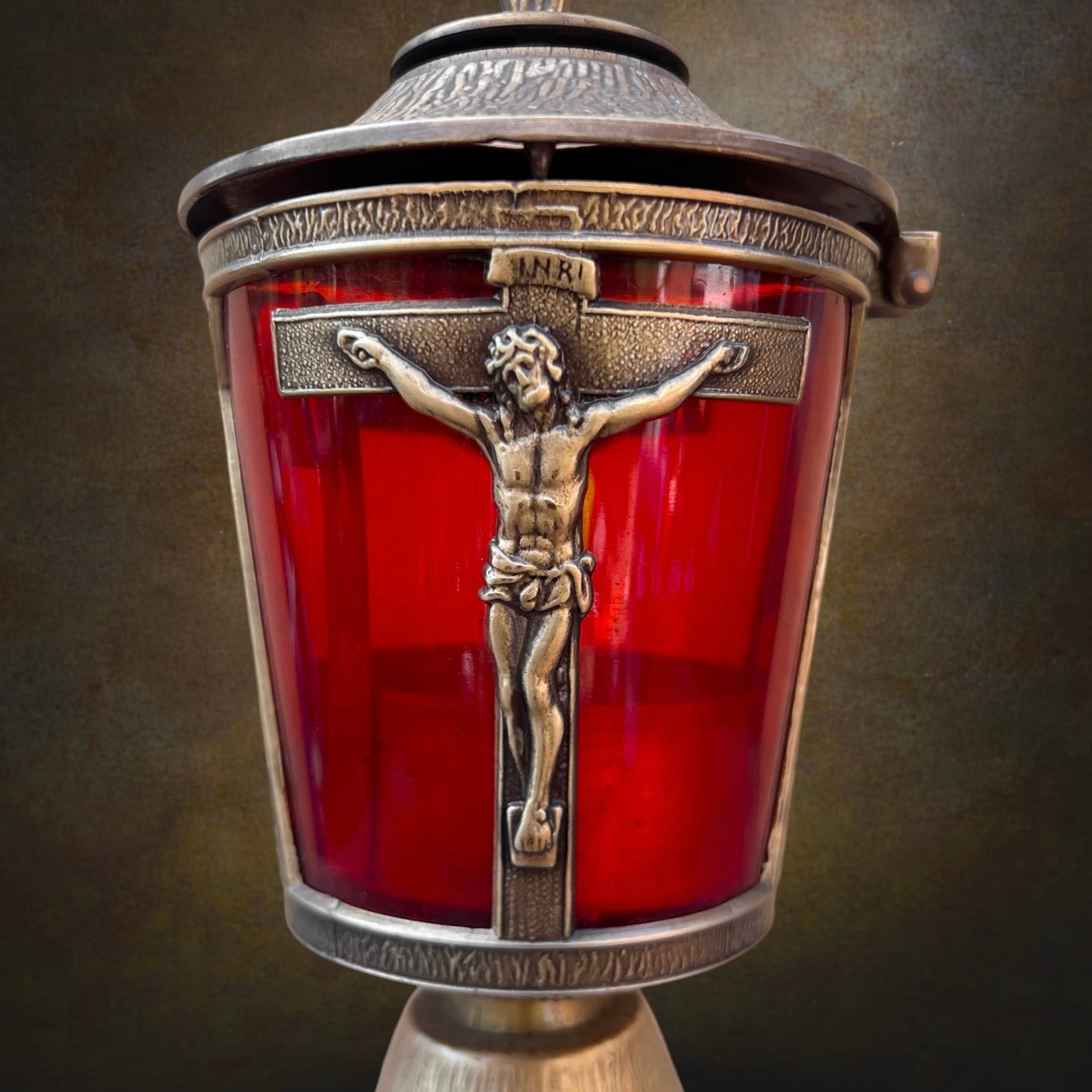 Lanterne Funéraire à Crucifix, Cuve Rouge et Socle en Granit – Années 1960-70