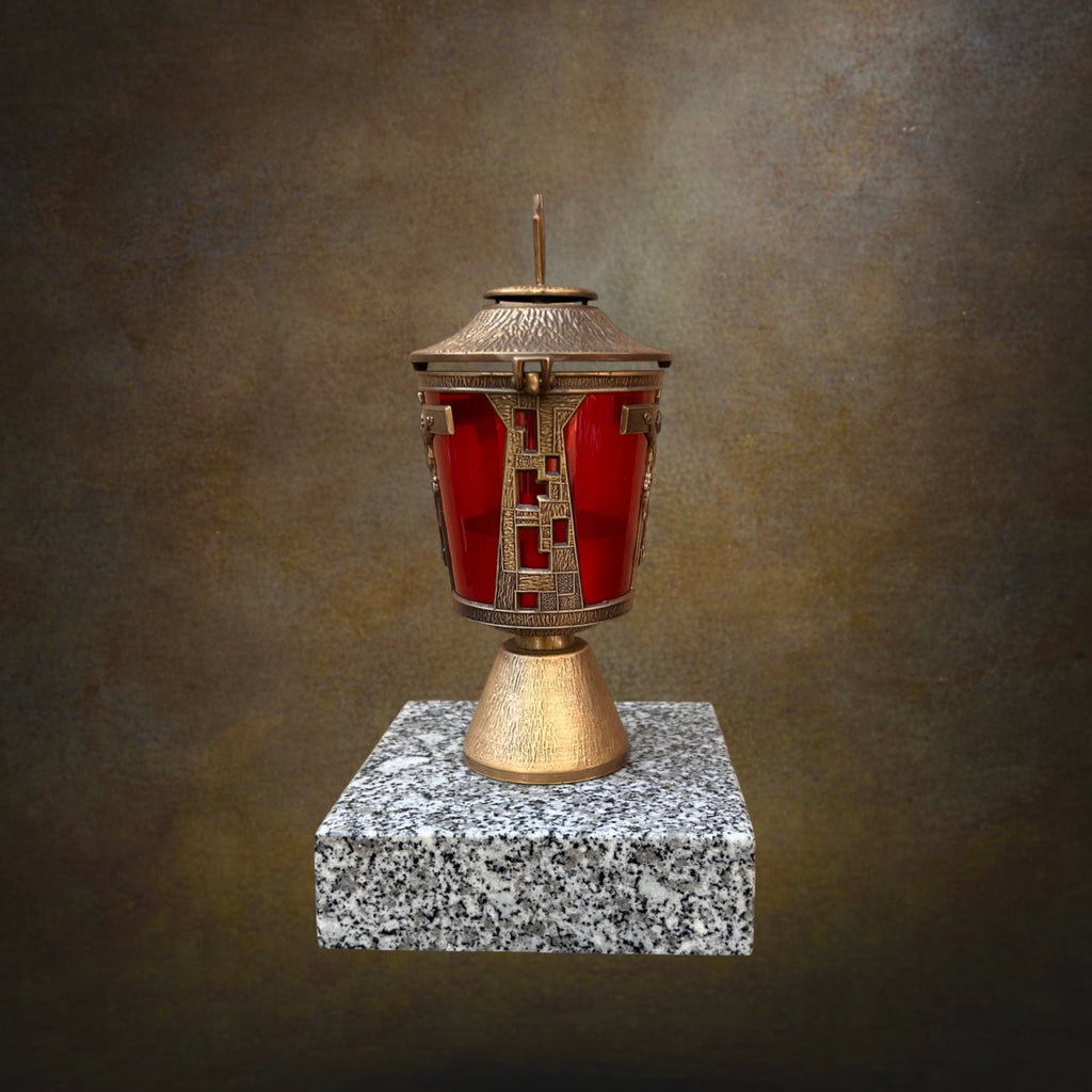 Lanterne Funéraire à Crucifix, Cuve Rouge et Socle en Granit – Années 1960-70