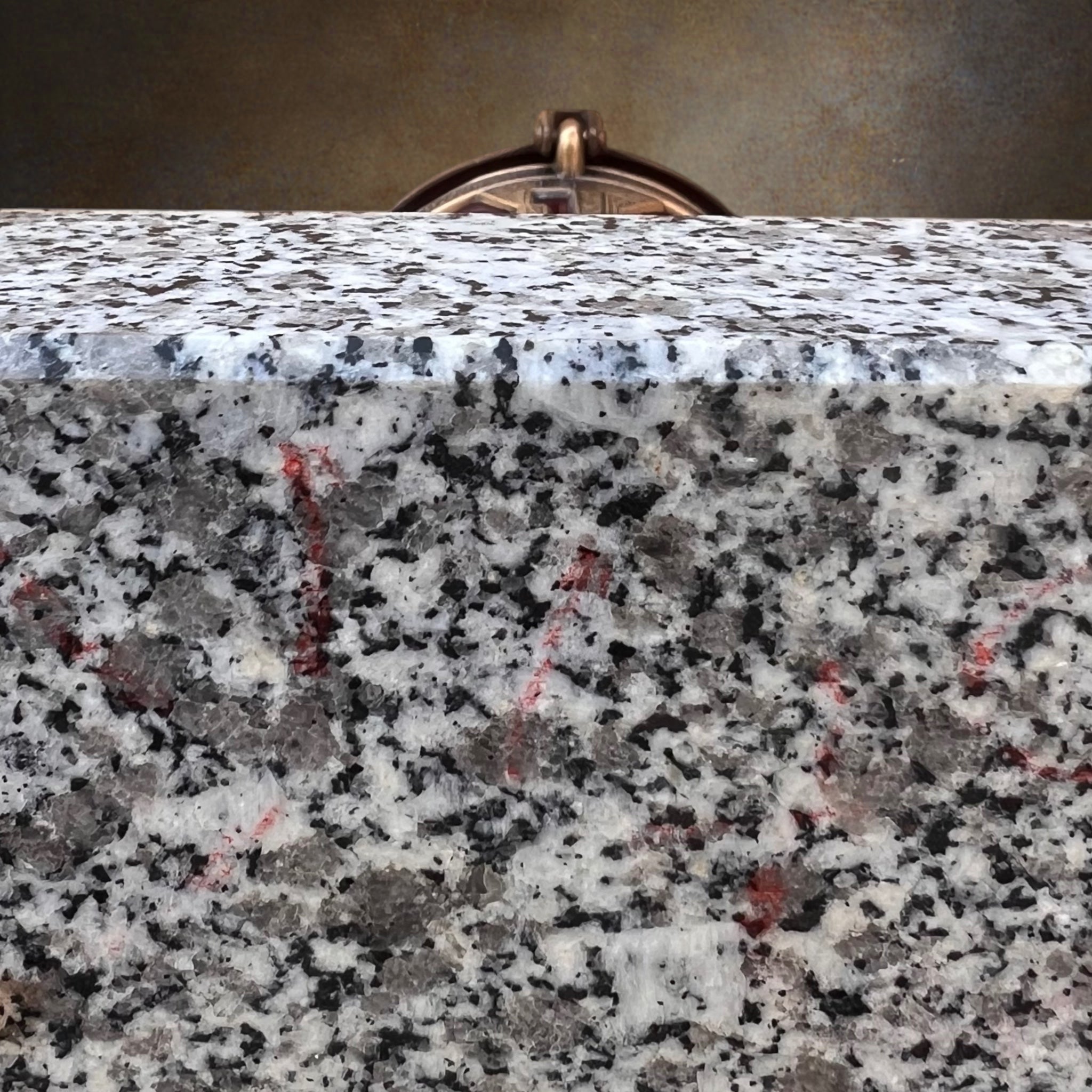 Lanterne Funéraire à Crucifix, Cuve Rouge et Socle en Granit – Années 1960-70