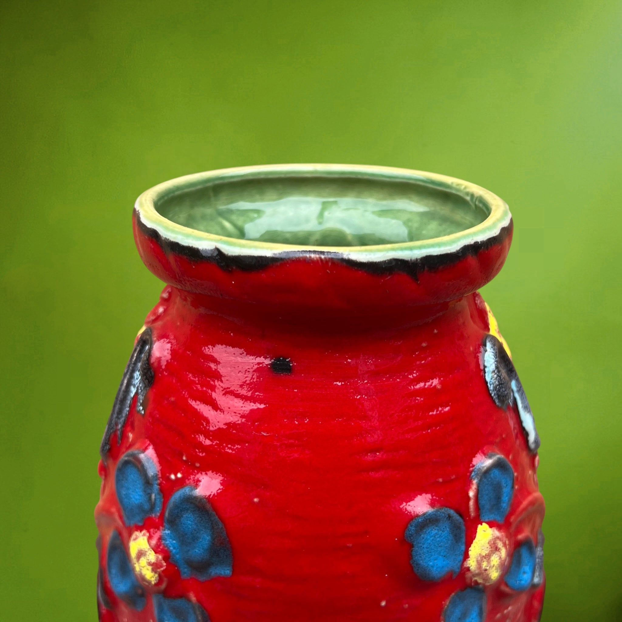Vase Bay Keramik Rouge à Décor Floral en Relief – Années 60-70