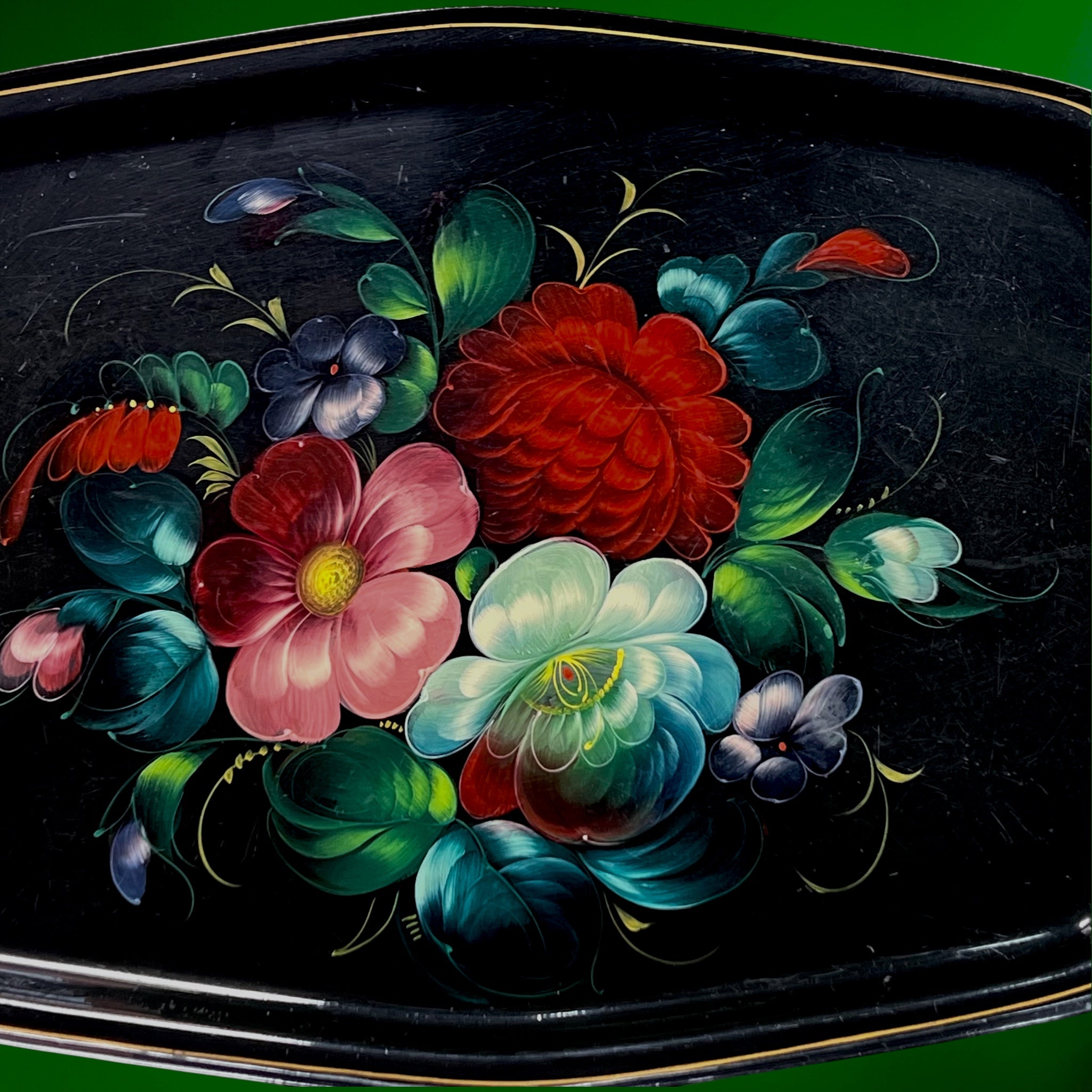 Plateau en Tôle Émaillée Noire à Décor Floral Peint à la Main - URSS – Années 70-80