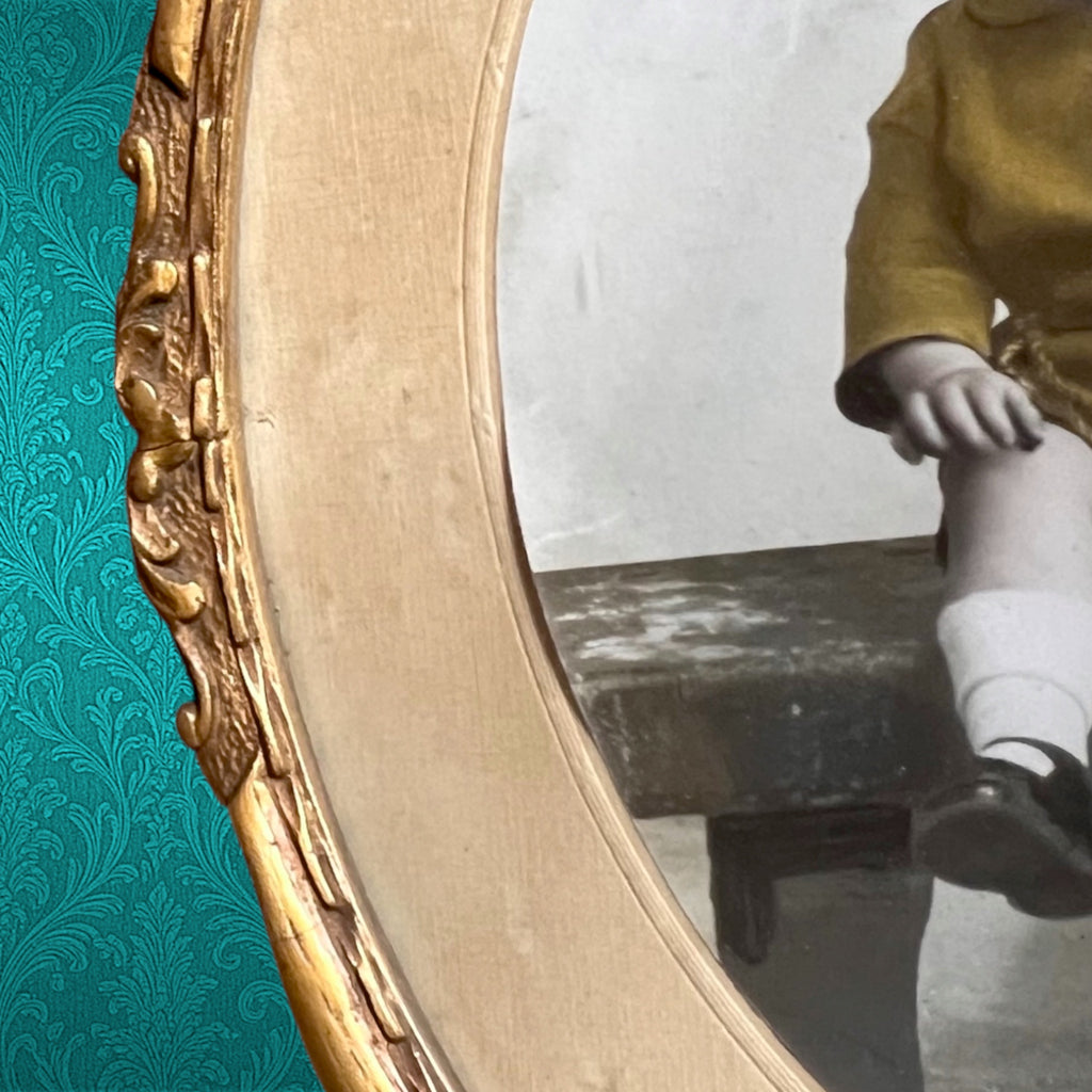 Ancien Petit Cadre Photographique Ovale en Bois Sculpté avec Photo Colorisée de Bambin – Années 20