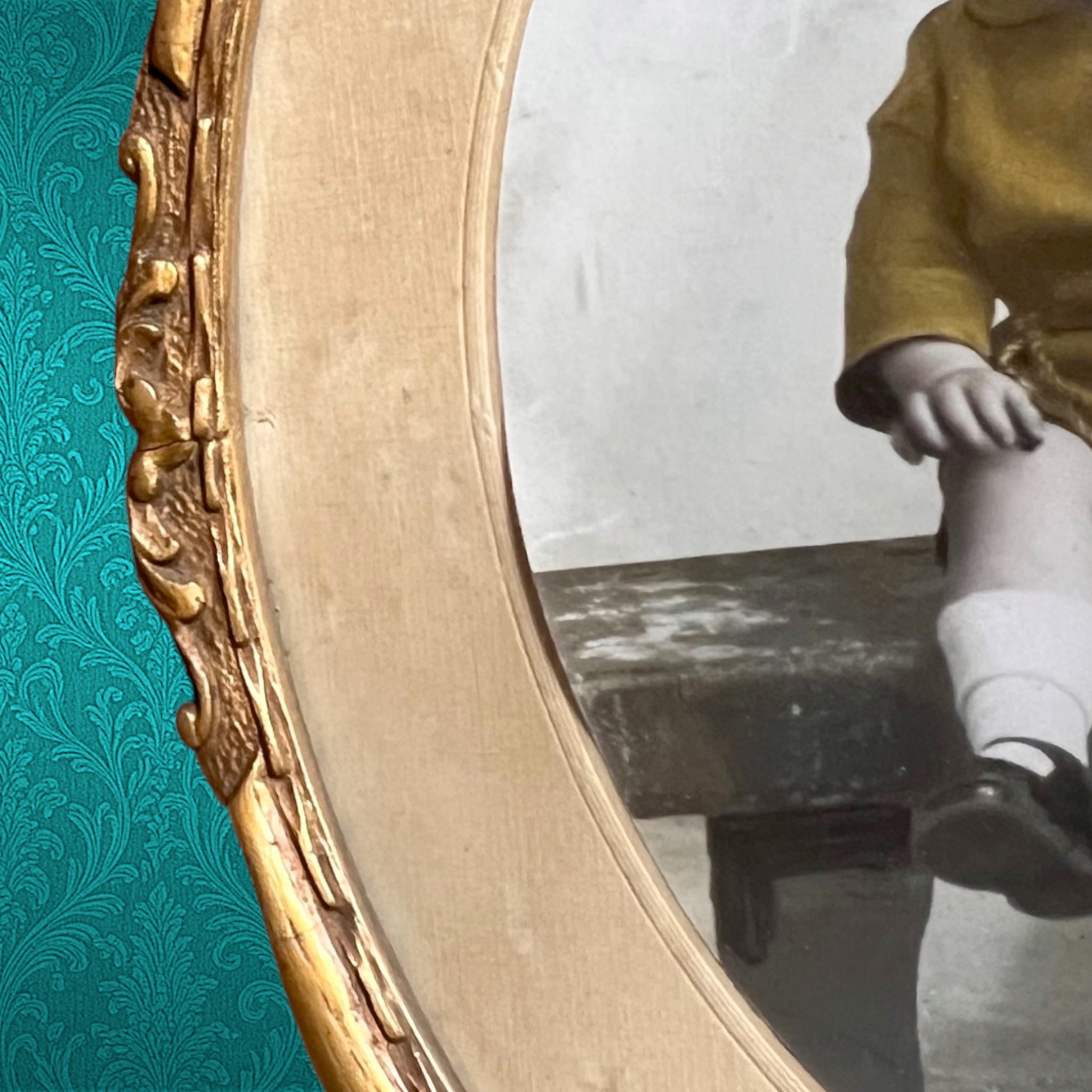 Ancien Petit Cadre Photographique Ovale en Bois Sculpté avec Photo Colorisée de Bambin – Années 20
