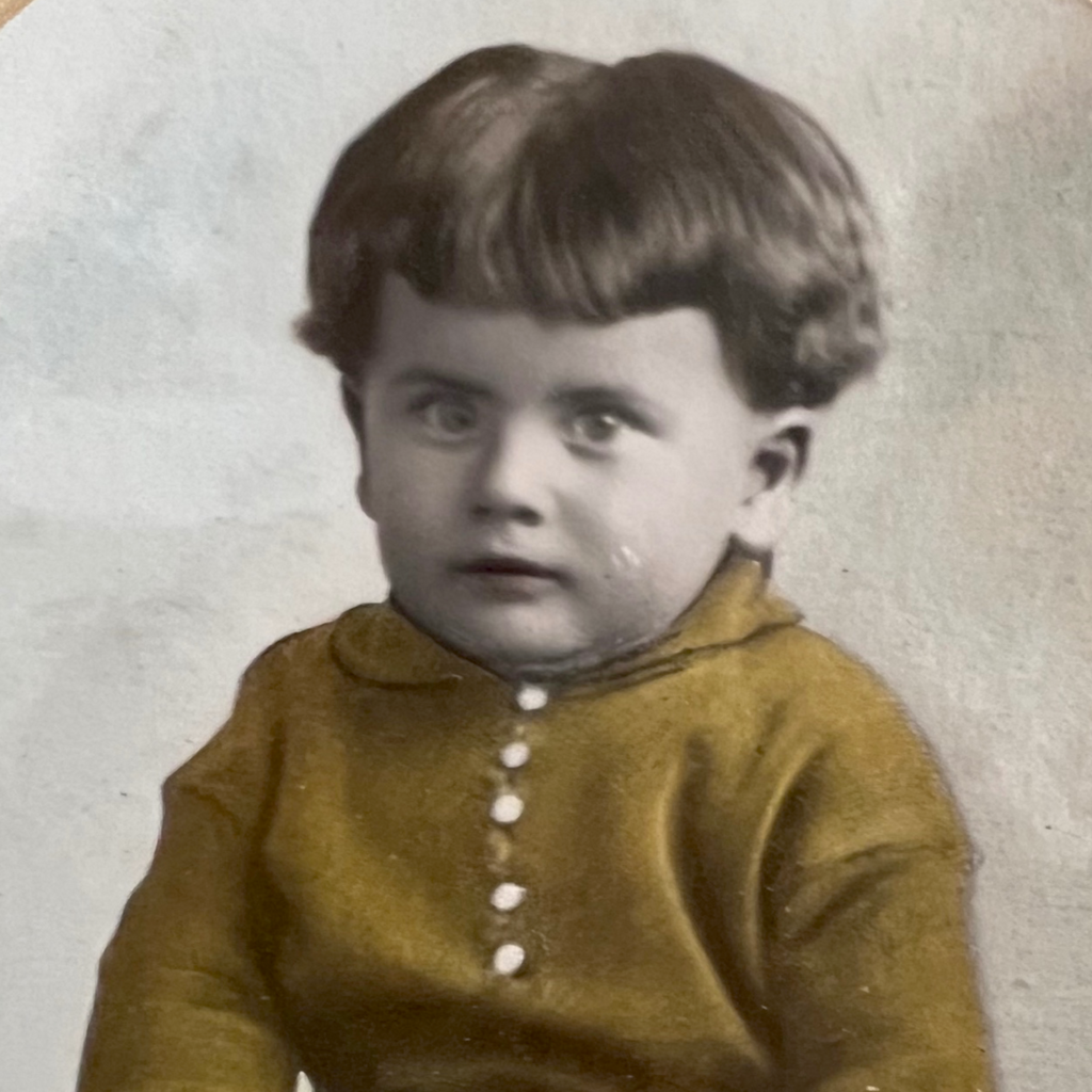 Ancien Petit Cadre Photographique Ovale en Bois Sculpté avec Photo Colorisée de Bambin – Années 20