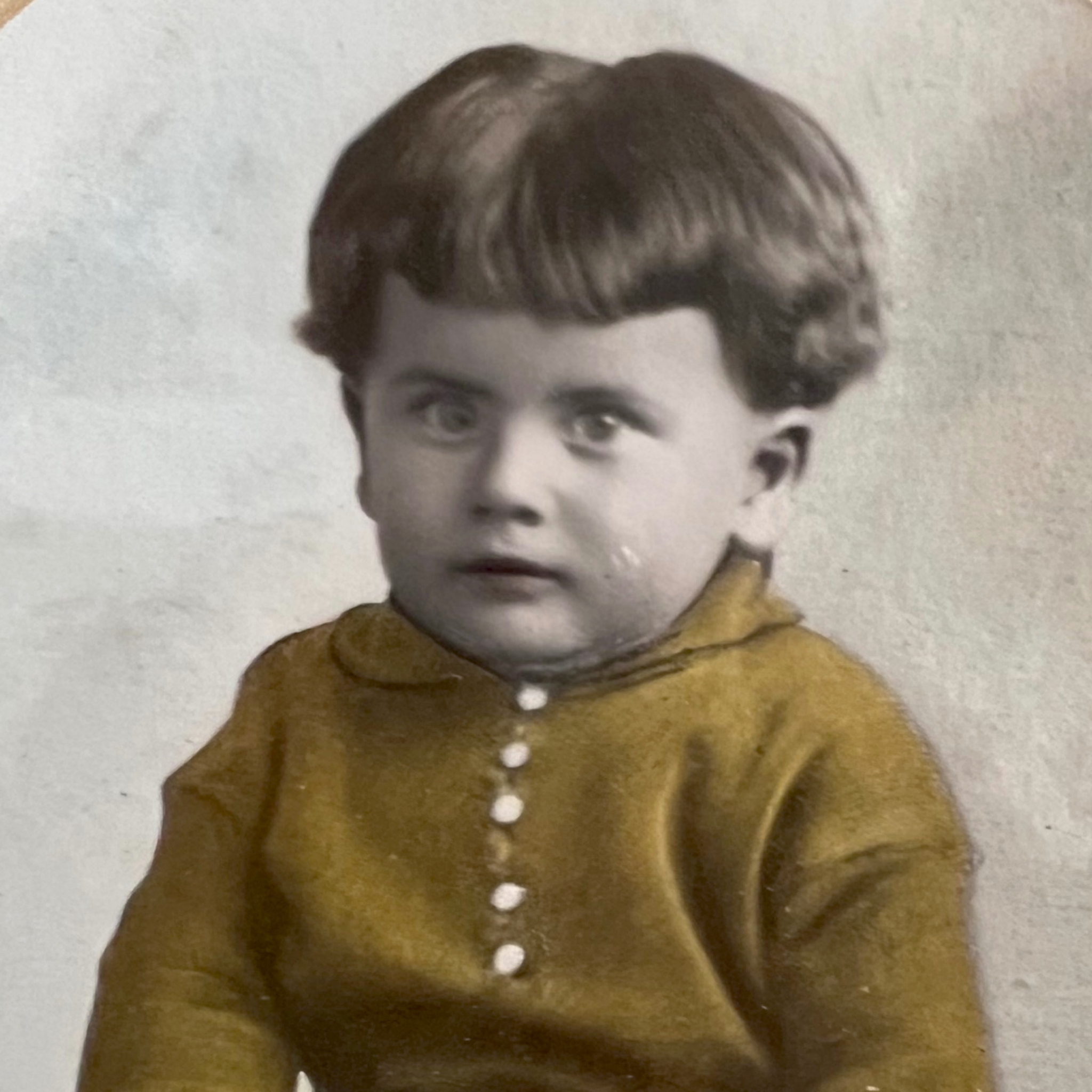 Ancien Petit Cadre Photographique Ovale en Bois Sculpté avec Photo Colorisée de Bambin – Années 20