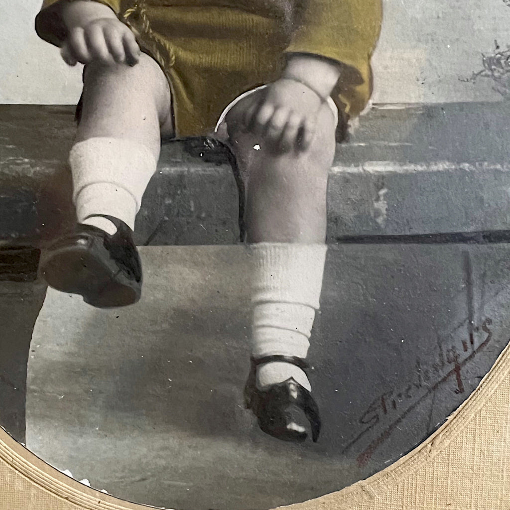 Ancien Petit Cadre Photographique Ovale en Bois Sculpté avec Photo Colorisée de Bambin – Années 20