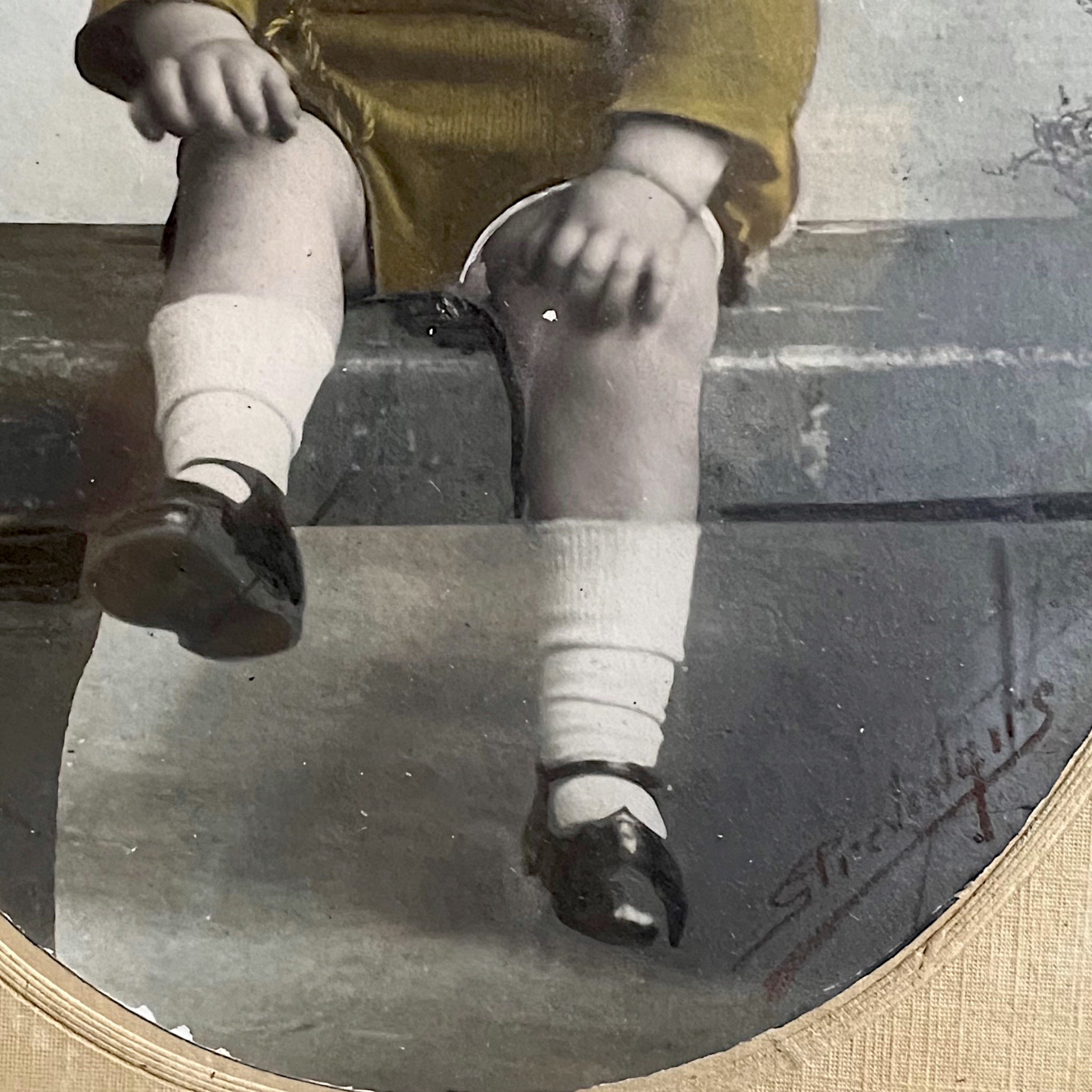 Ancien Petit Cadre Photographique Ovale en Bois Sculpté avec Photo Colorisée de Bambin – Années 20