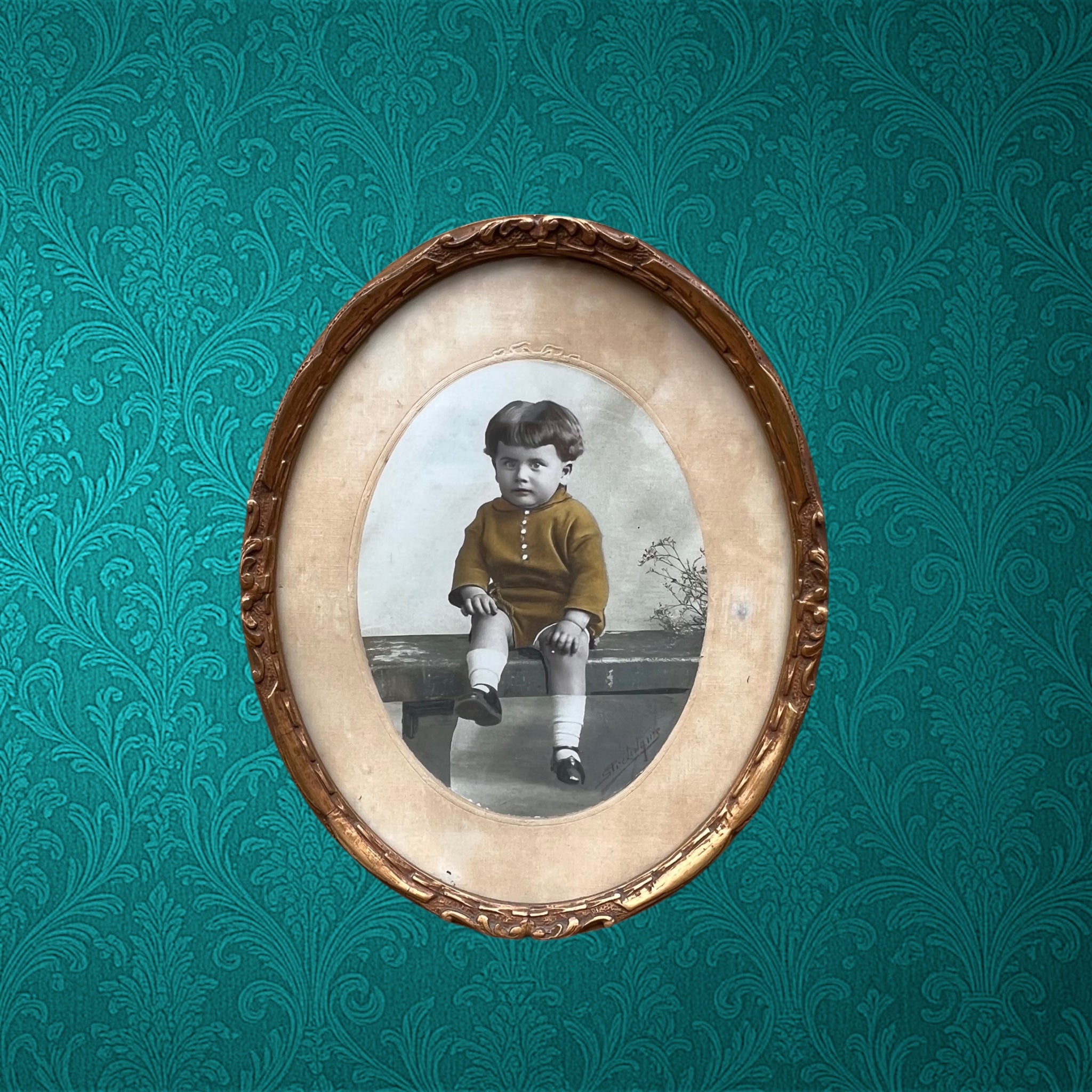 ancien-petit-cadre-photographique-ovale-bois-sculpte-photo-colorisee-bambin-debut-xxe