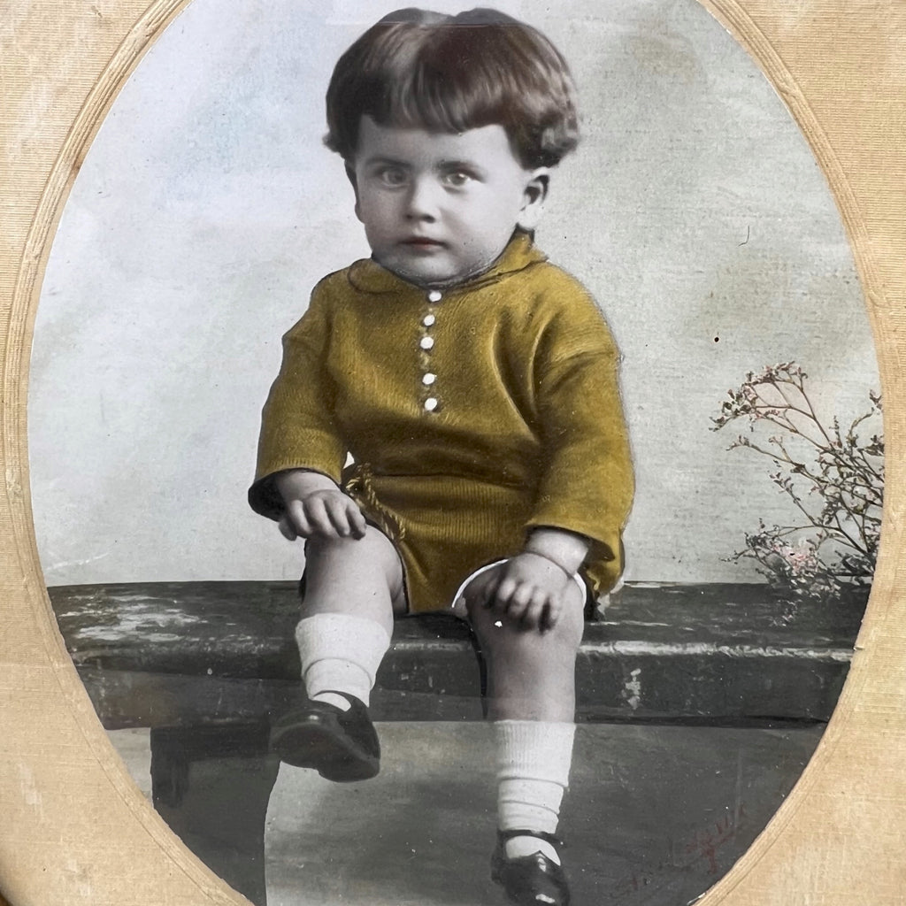 Ancien Petit Cadre Photographique Ovale en Bois Sculpté avec Photo Colorisée de Bambin – Années 20