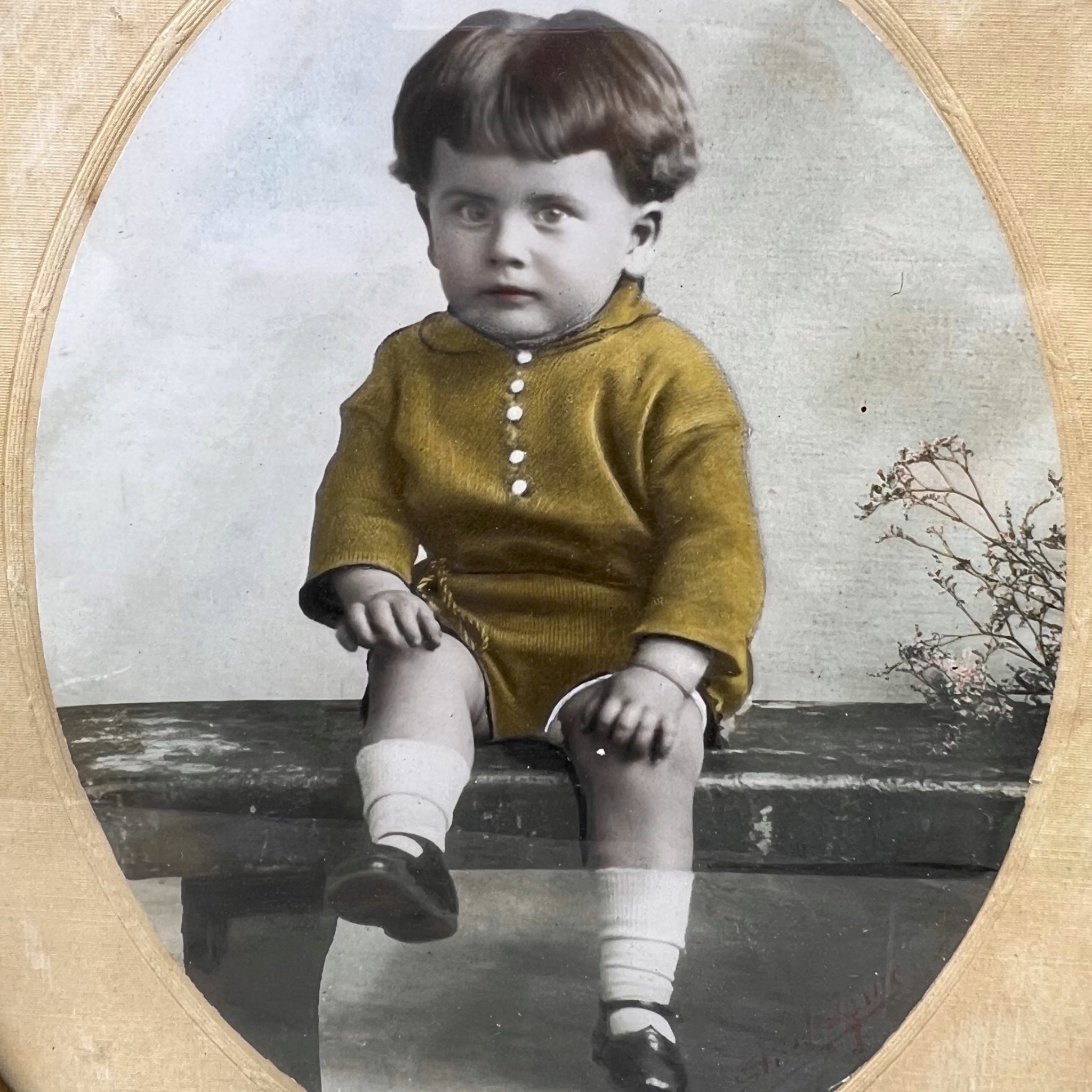 Ancien Petit Cadre Photographique Ovale en Bois Sculpté avec Photo Colorisée de Bambin – Années 20