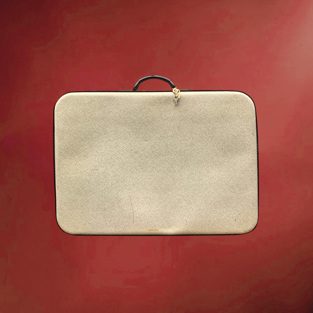 Ancienne Grande Valise Rigide en Carton Gainé Crème Fermoirs Laiton et Clés – Années 50-60