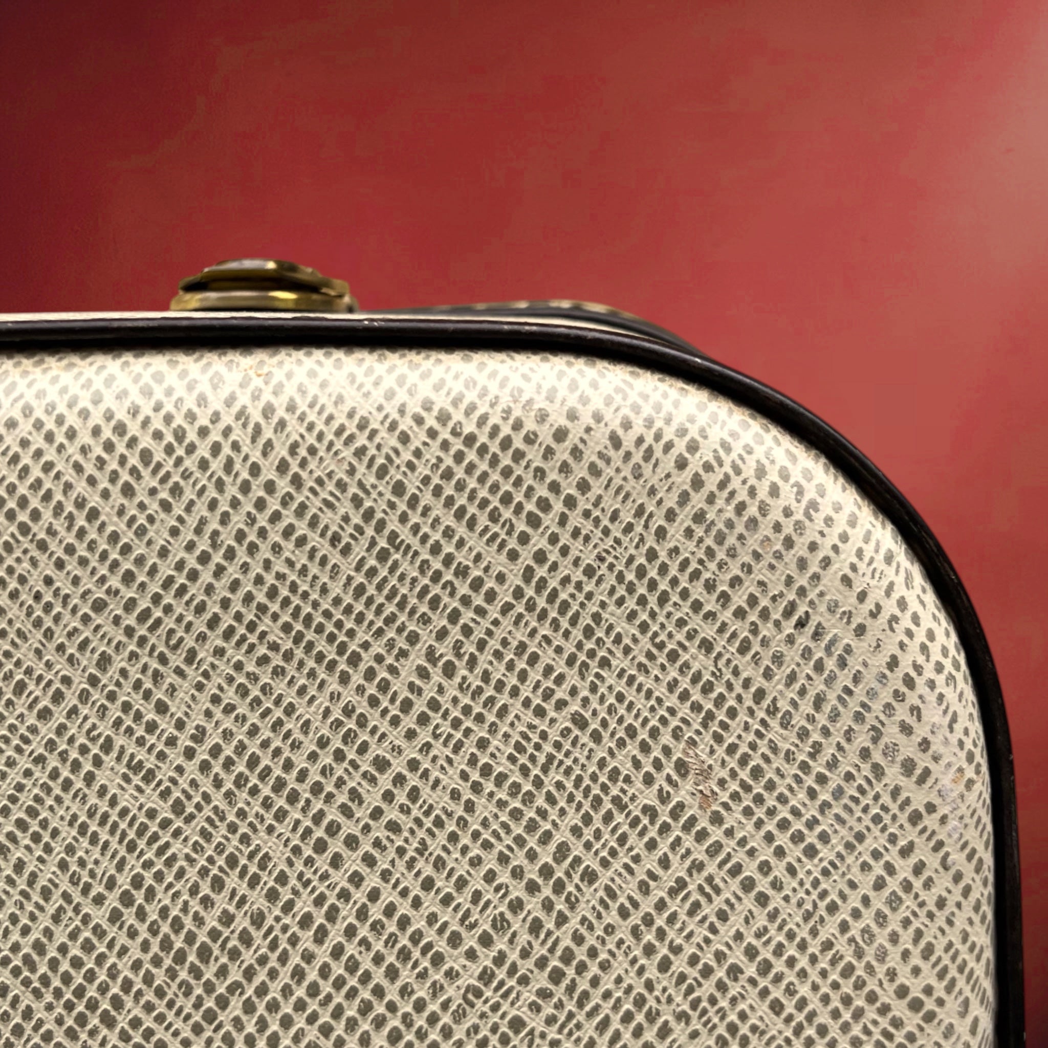 Ancienne Grande Valise Rigide en Carton Gainé Crème Fermoirs Laiton et Clés – Années 50-60