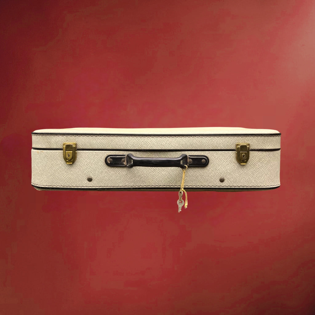 Ancienne Grande Valise Rigide en Carton Gainé Crème Fermoirs Laiton et Clés – Années 50-60